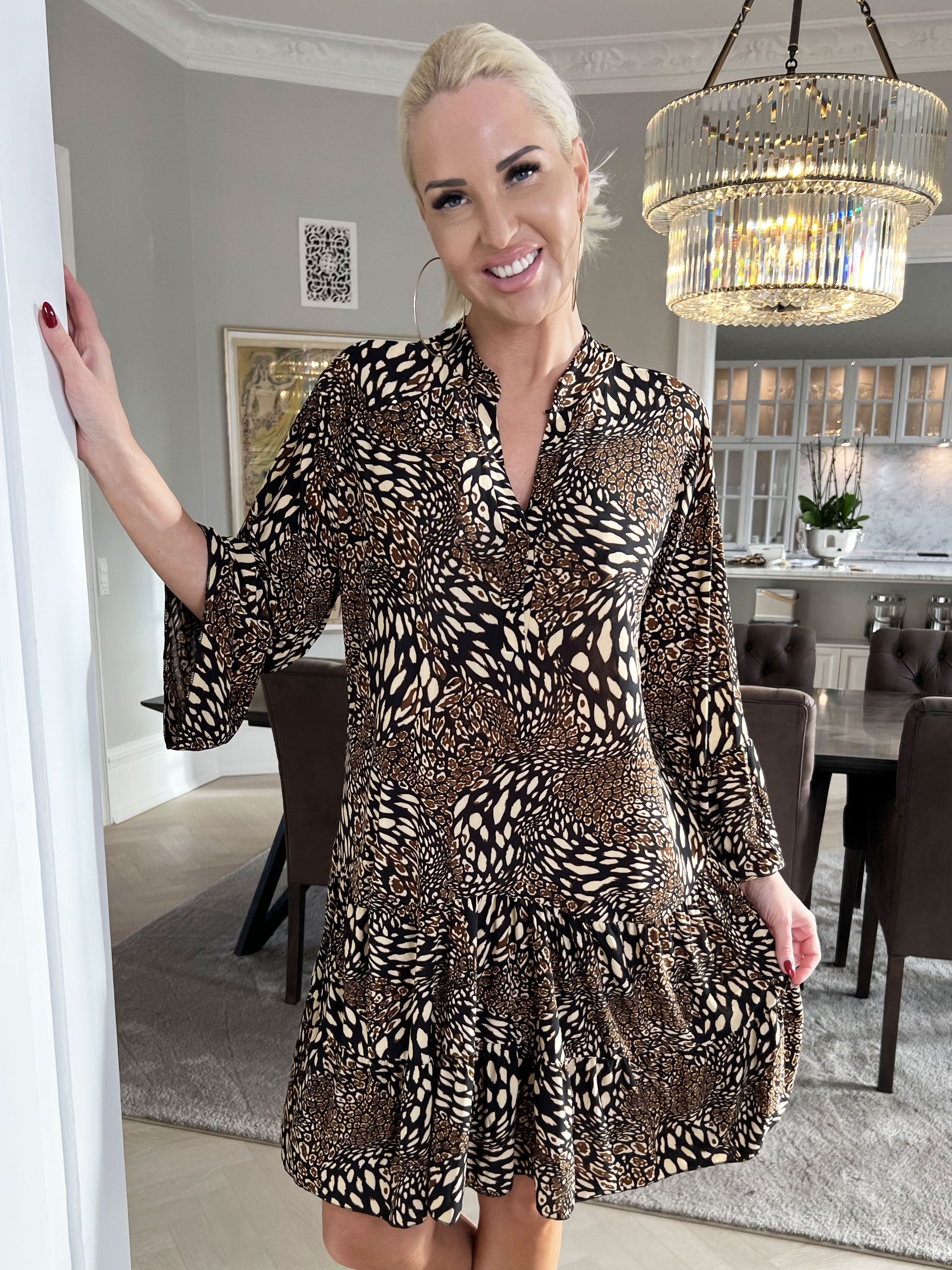 Pauline Pattern - Kjole med v-udskæring og lille flæseskørt