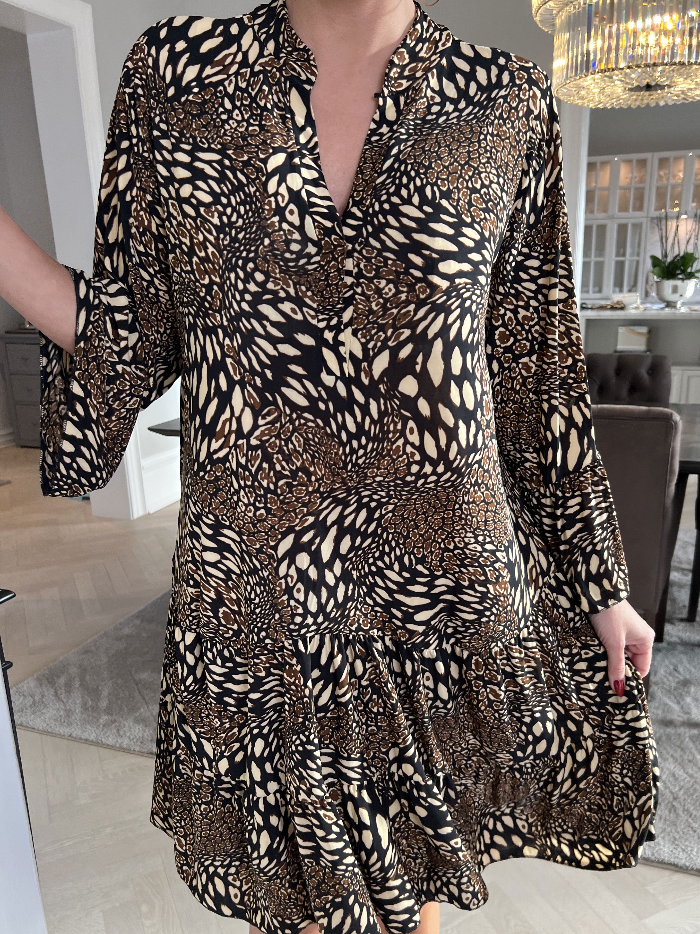 Pauline Pattern - Kjole med v-udskæring og lille flæseskørt