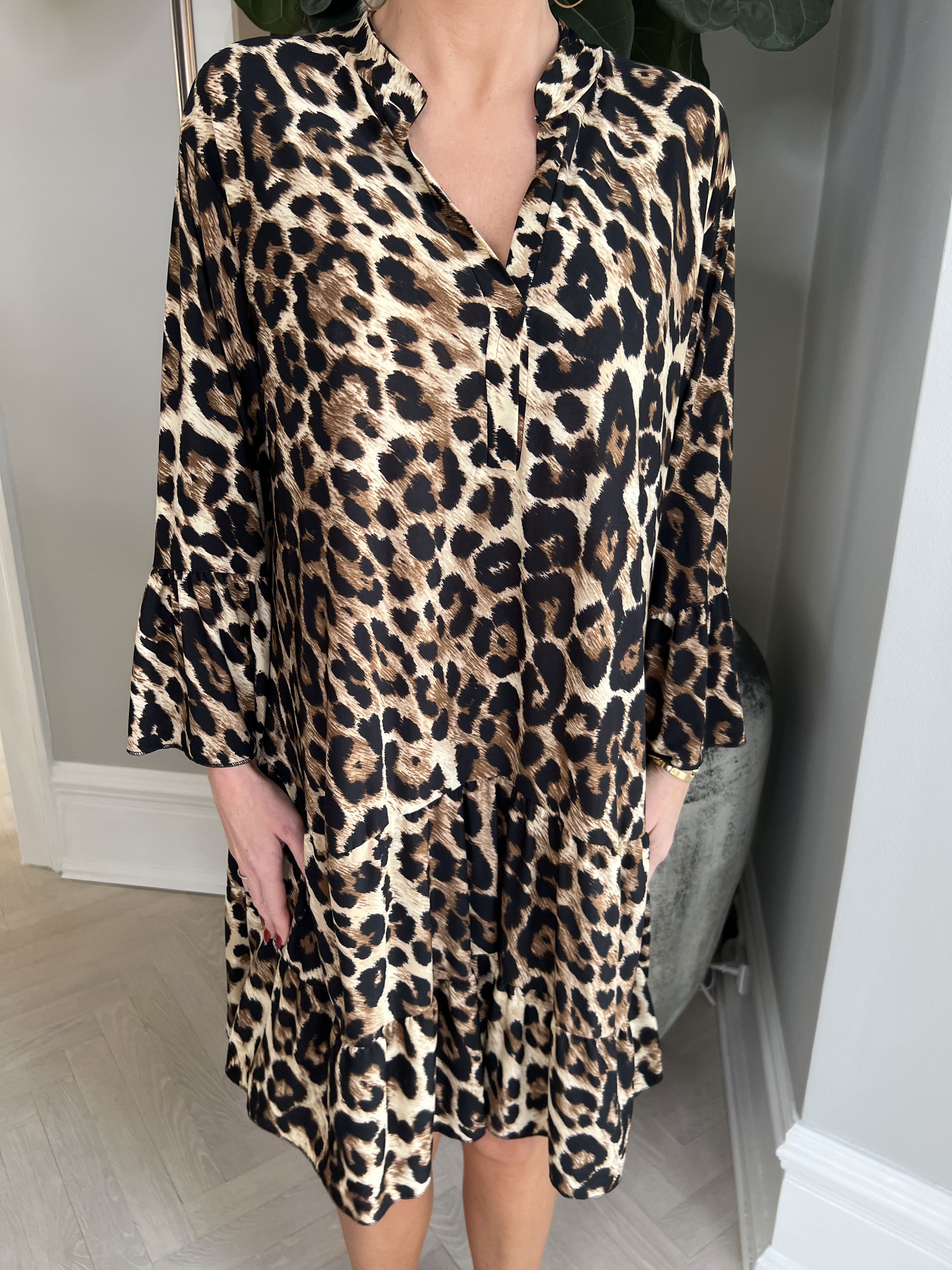 Pauline Leo - Kjole med v-udskæring og lille flæseskørt