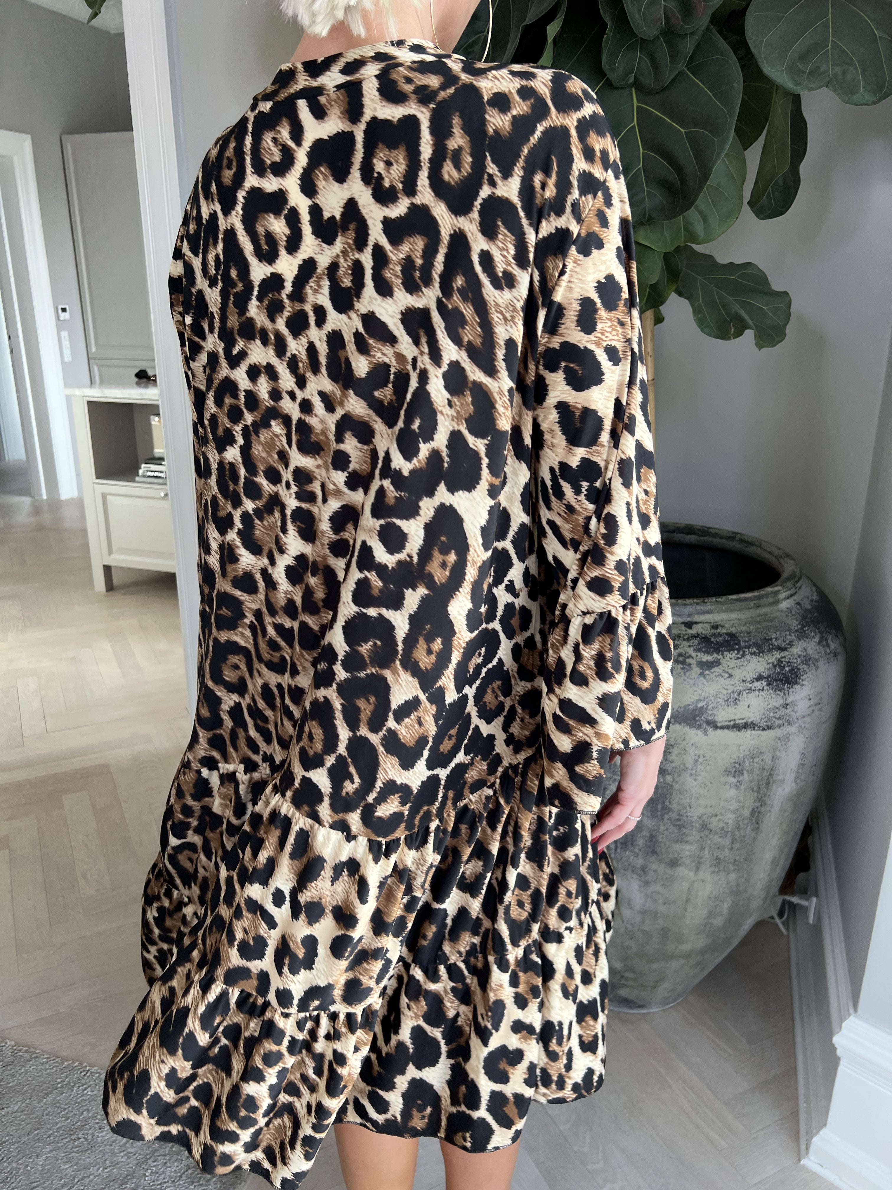 Pauline Leo - Kjole med v-udskæring og lille flæseskørt