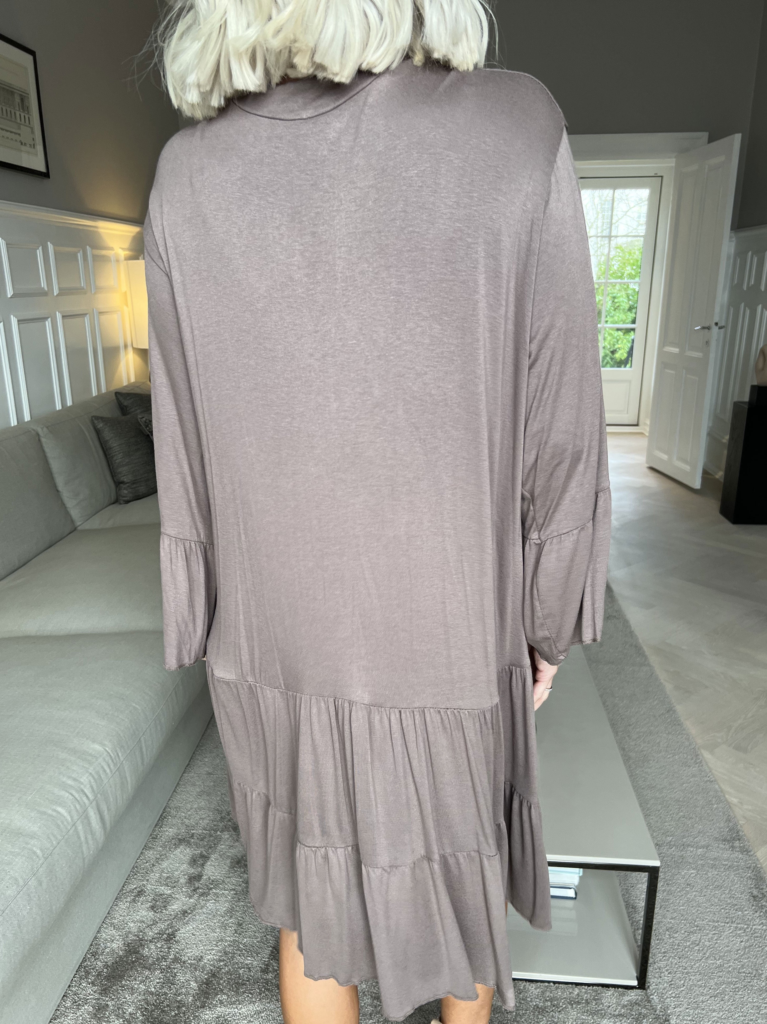 Pauline Plain - Kjole med v-udskæring og lille flæseskørt