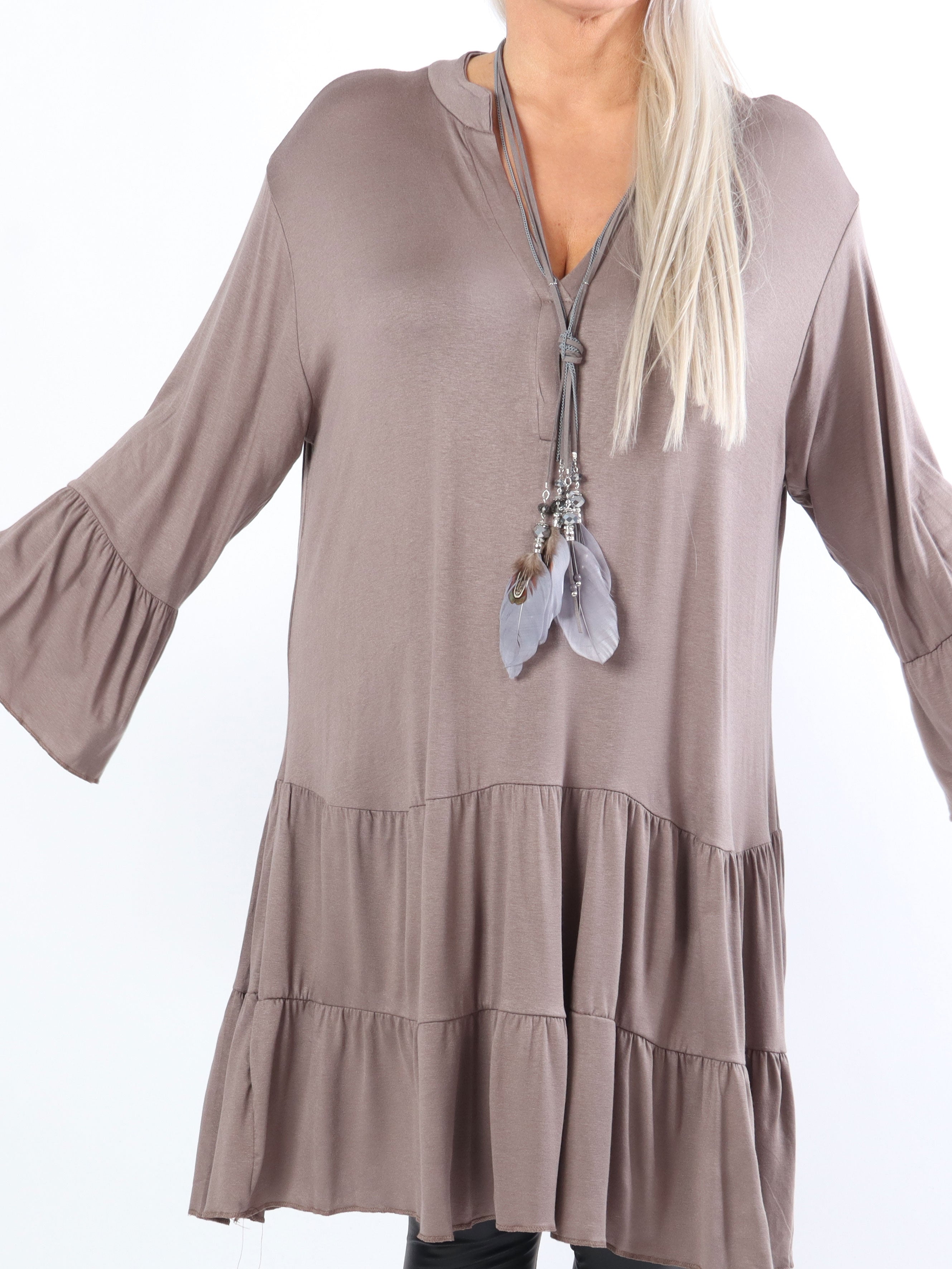 Pauline Plain - Plus size kjole med v-udskæring og lille flæseskørt