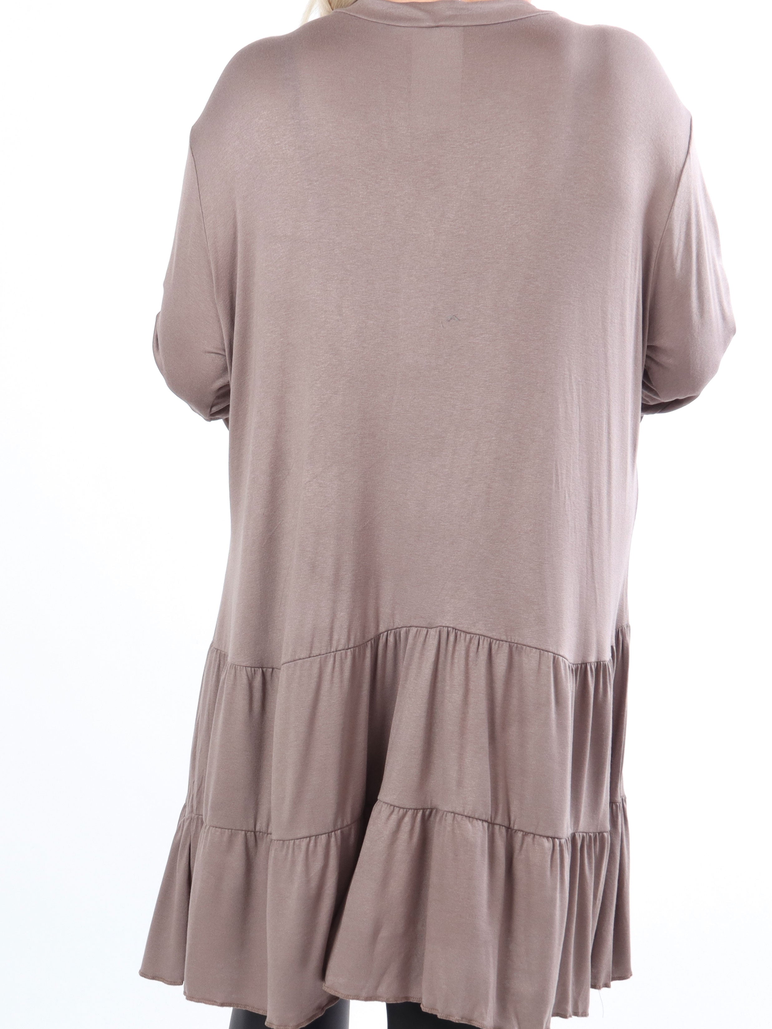 Pauline Plain - Plus size kjole med v-udskæring og lille flæseskørt