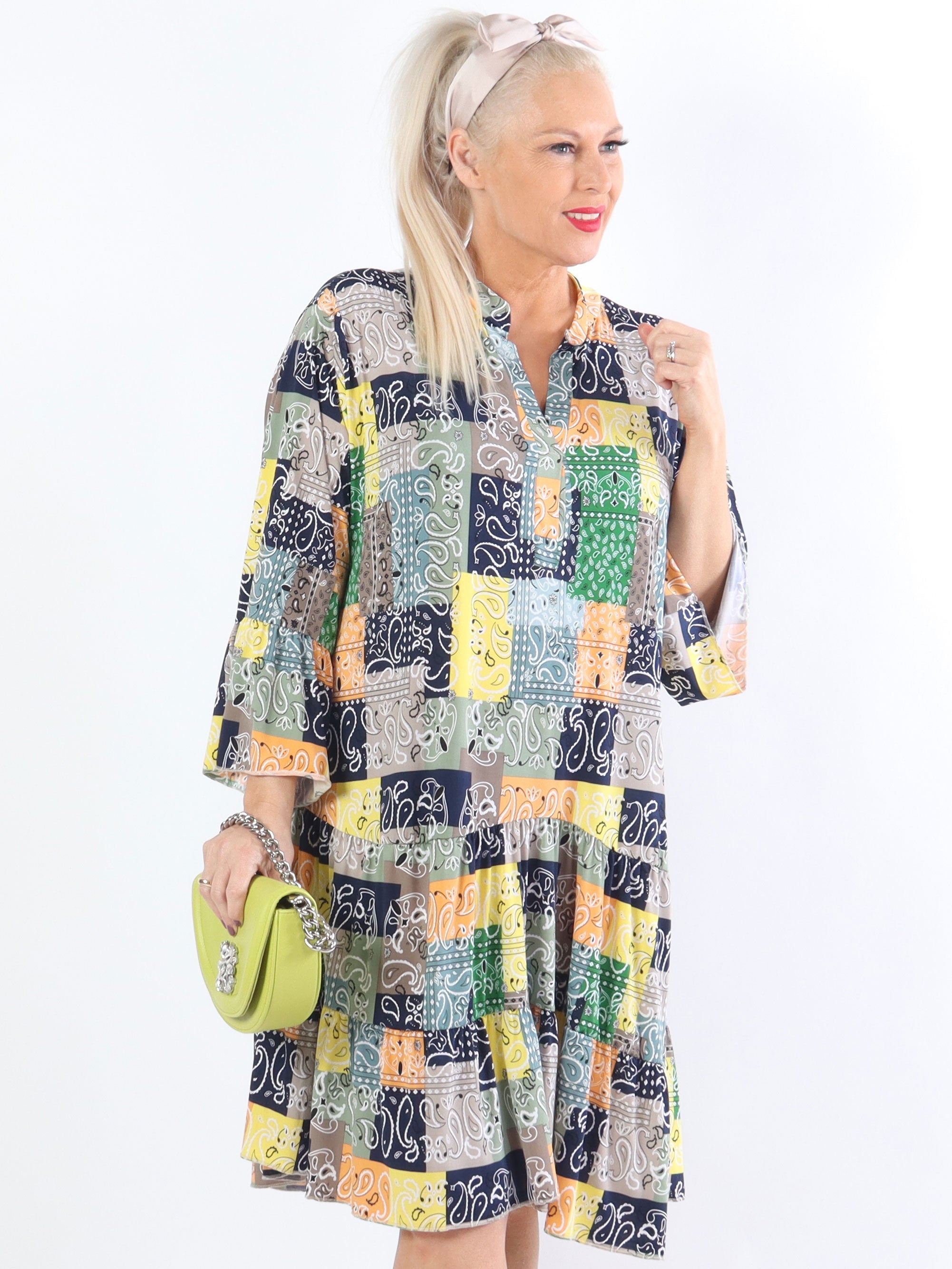 Pauline Paisley - Plus size kjole med v-udskæring og lille flæseskørt