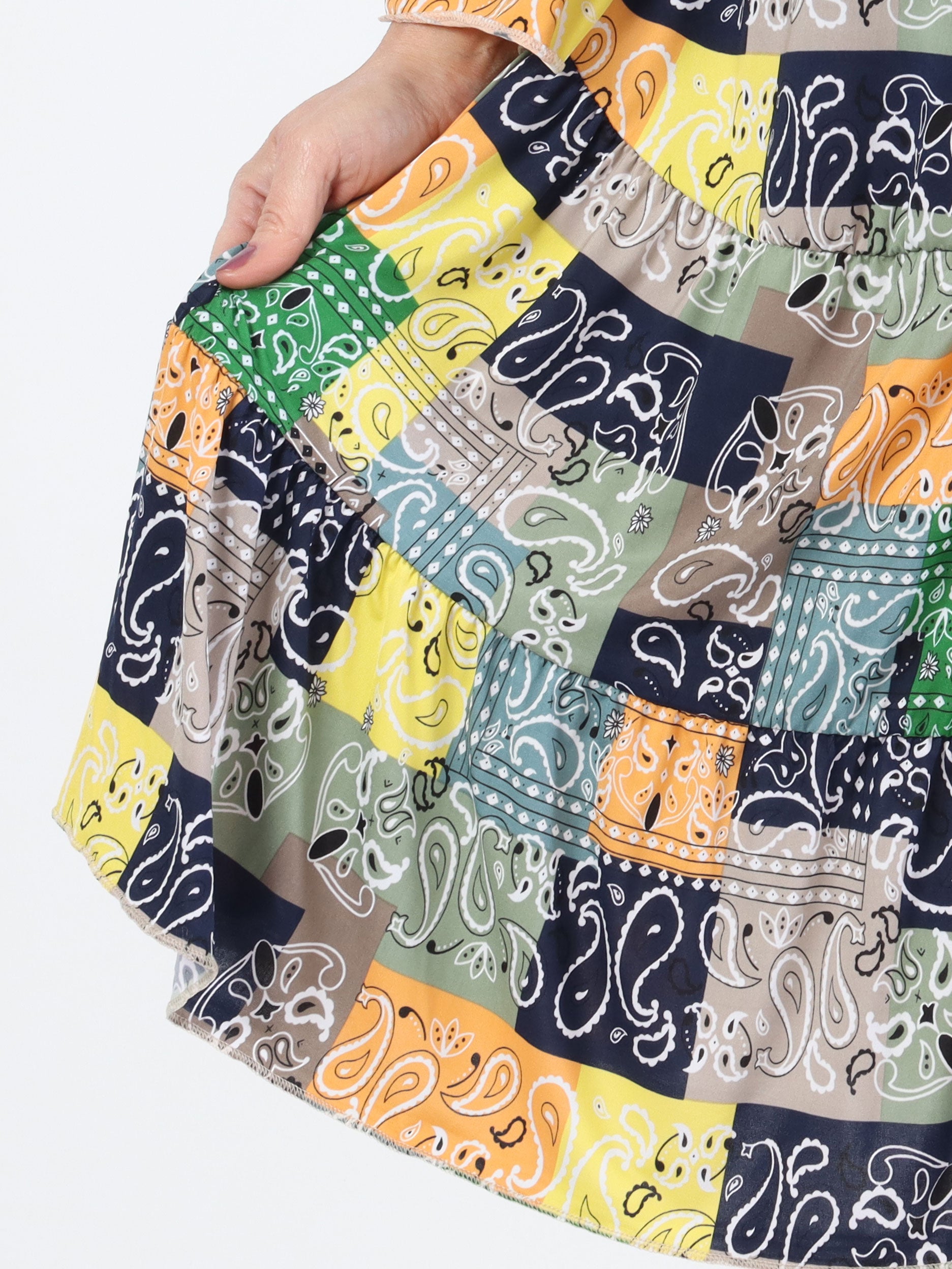 Pauline Paisley - Plus size kjole med v-udskæring og lille flæseskørt