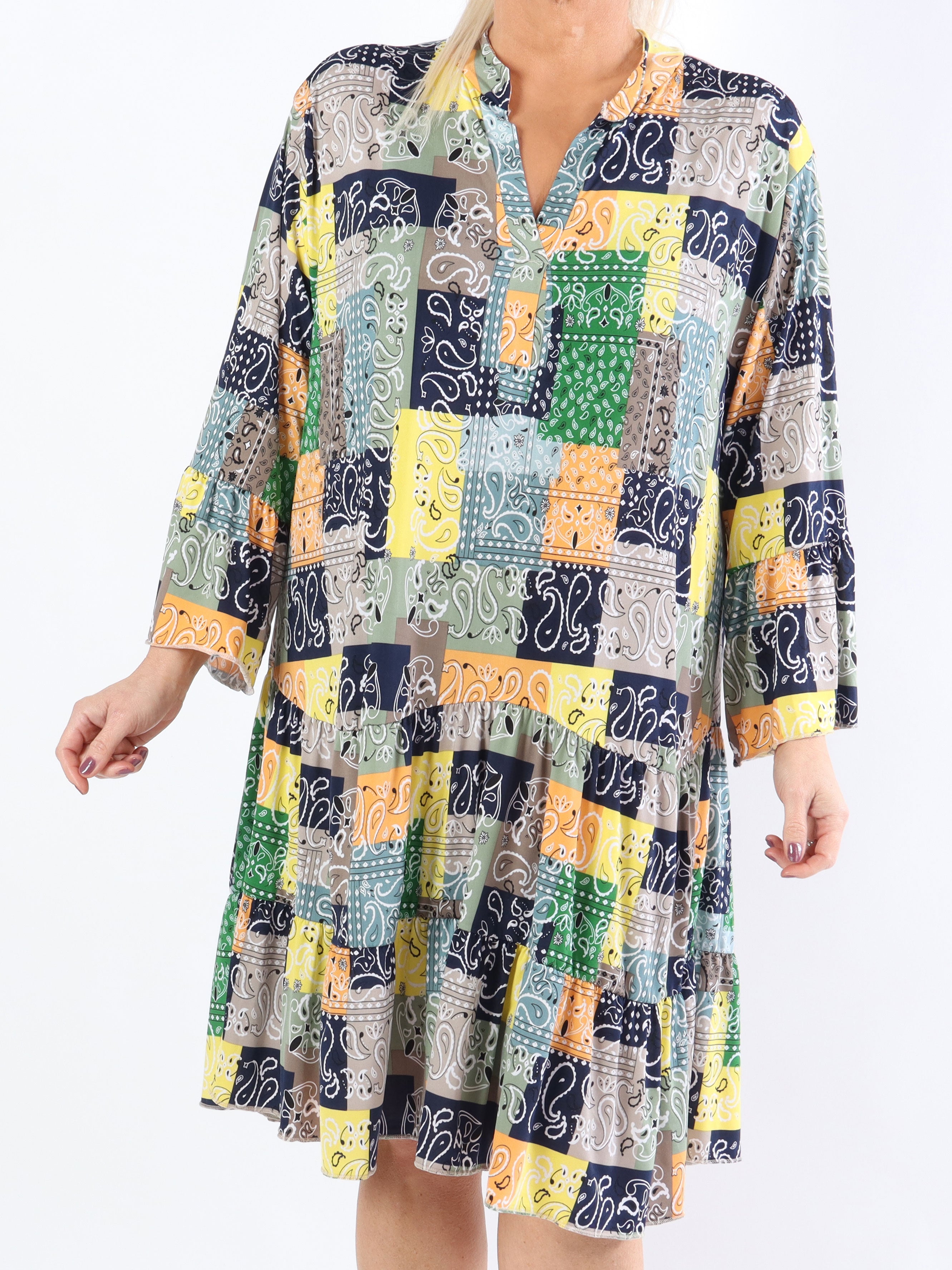 Pauline Paisley - Plus size kjole med v-udskæring og lille flæseskørt