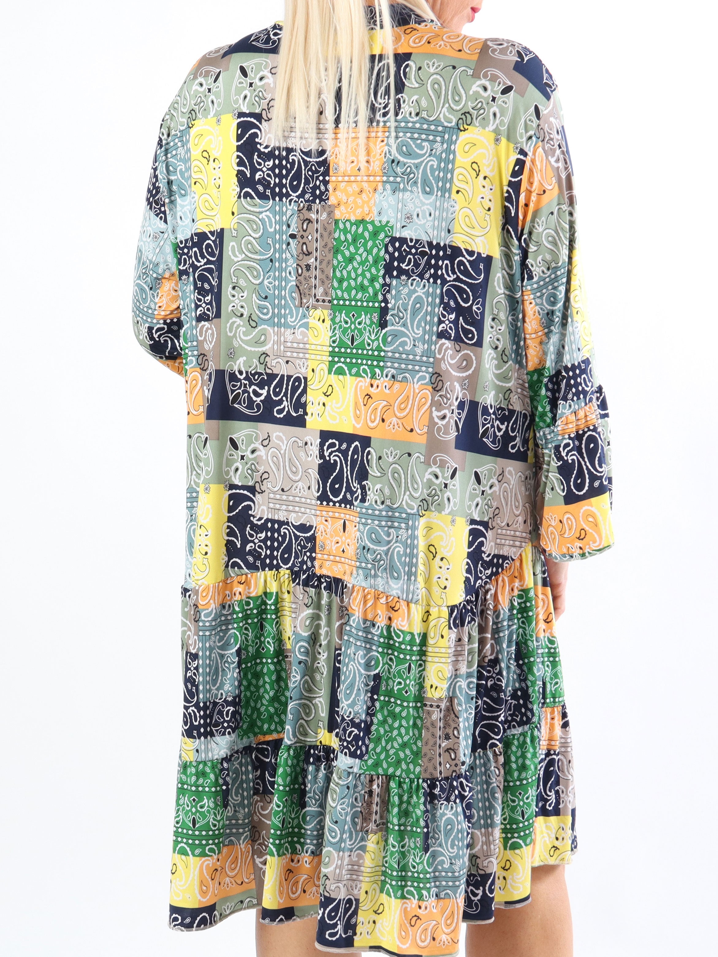 Pauline Paisley - Plus size kjole med v-udskæring og lille flæseskørt