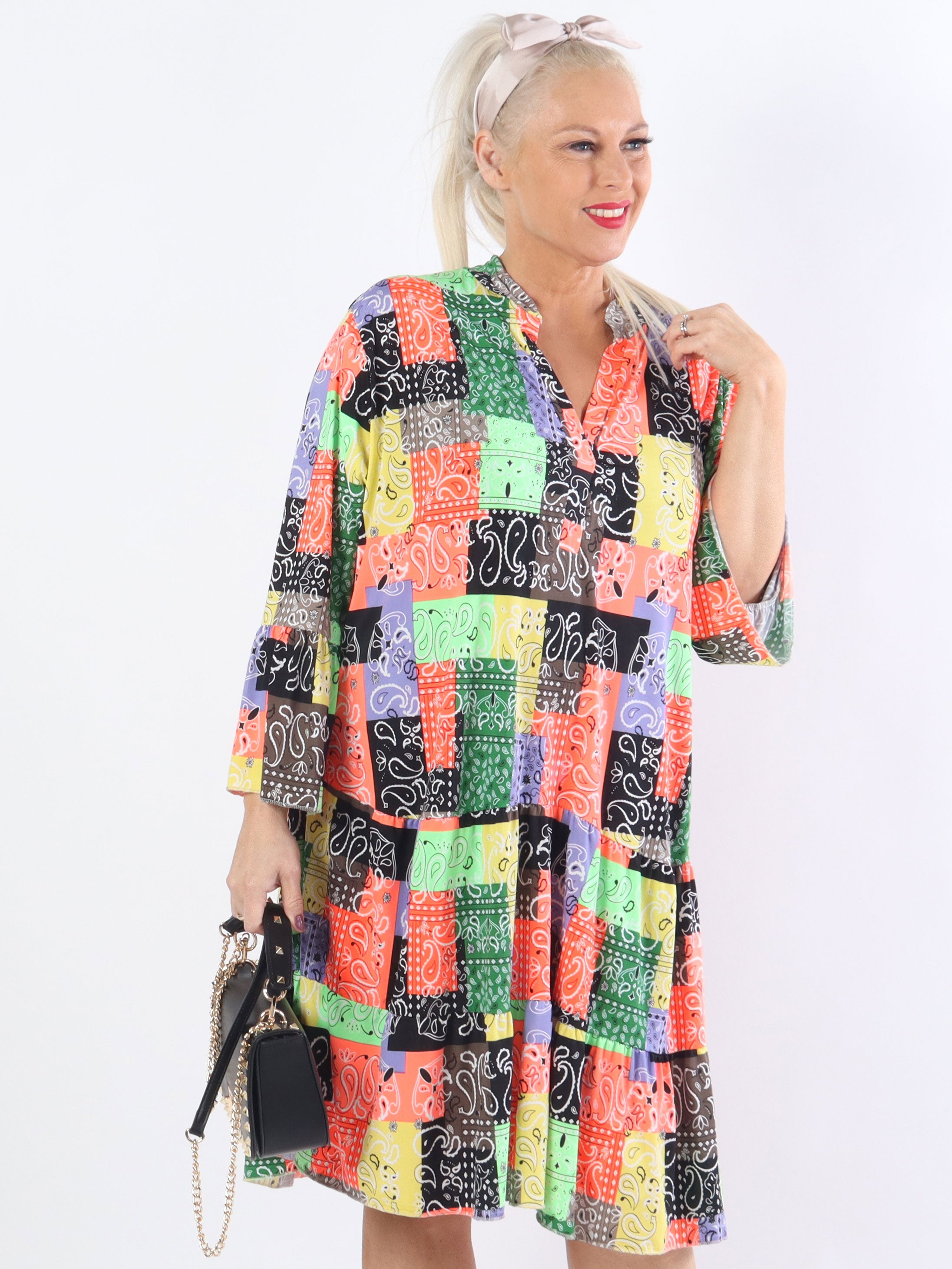 Pauline Paisley - Plus size kjole med v-udskæring og lille flæseskørt