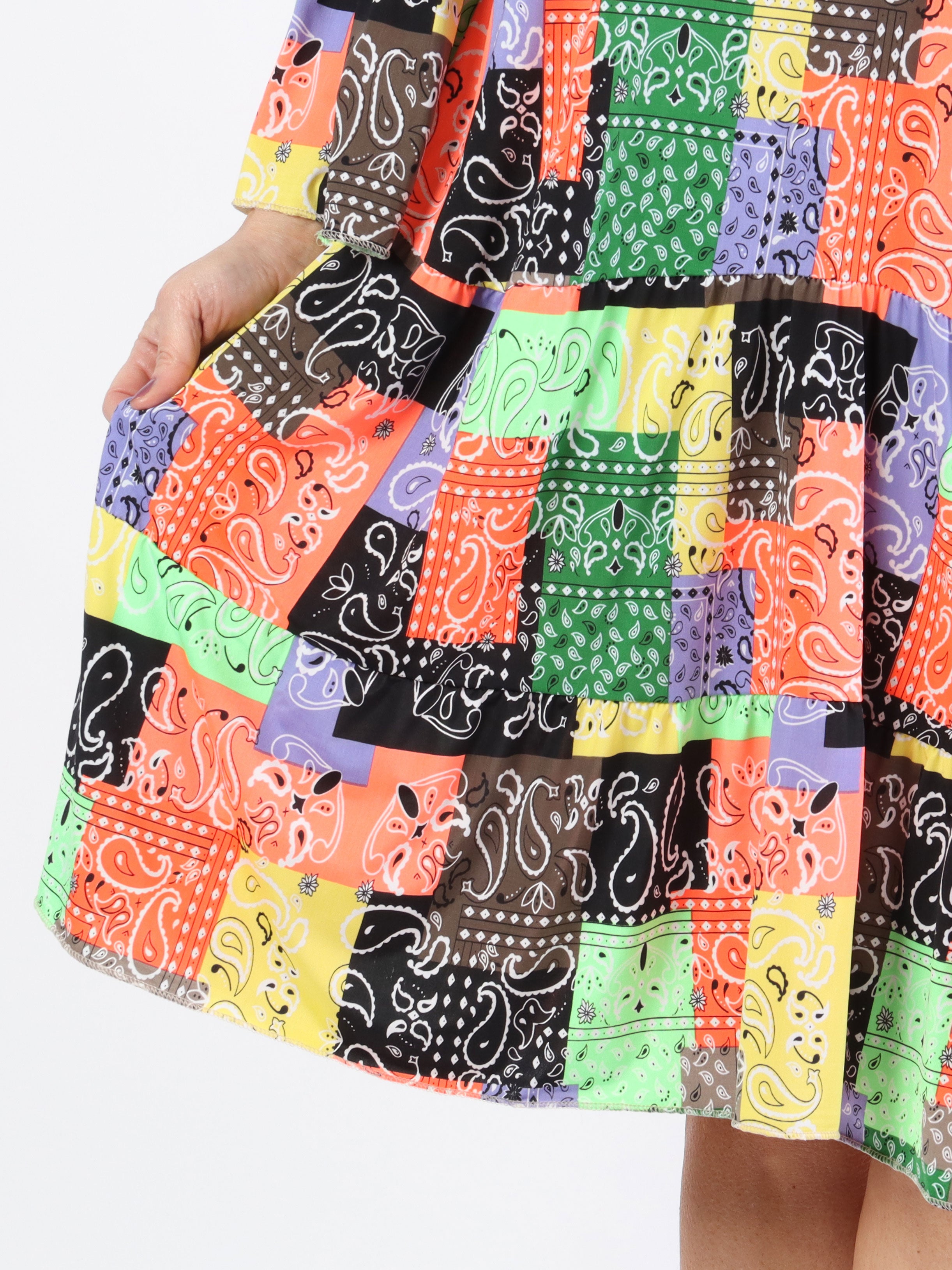 Pauline Paisley - Plus size kjole med v-udskæring og lille flæseskørt