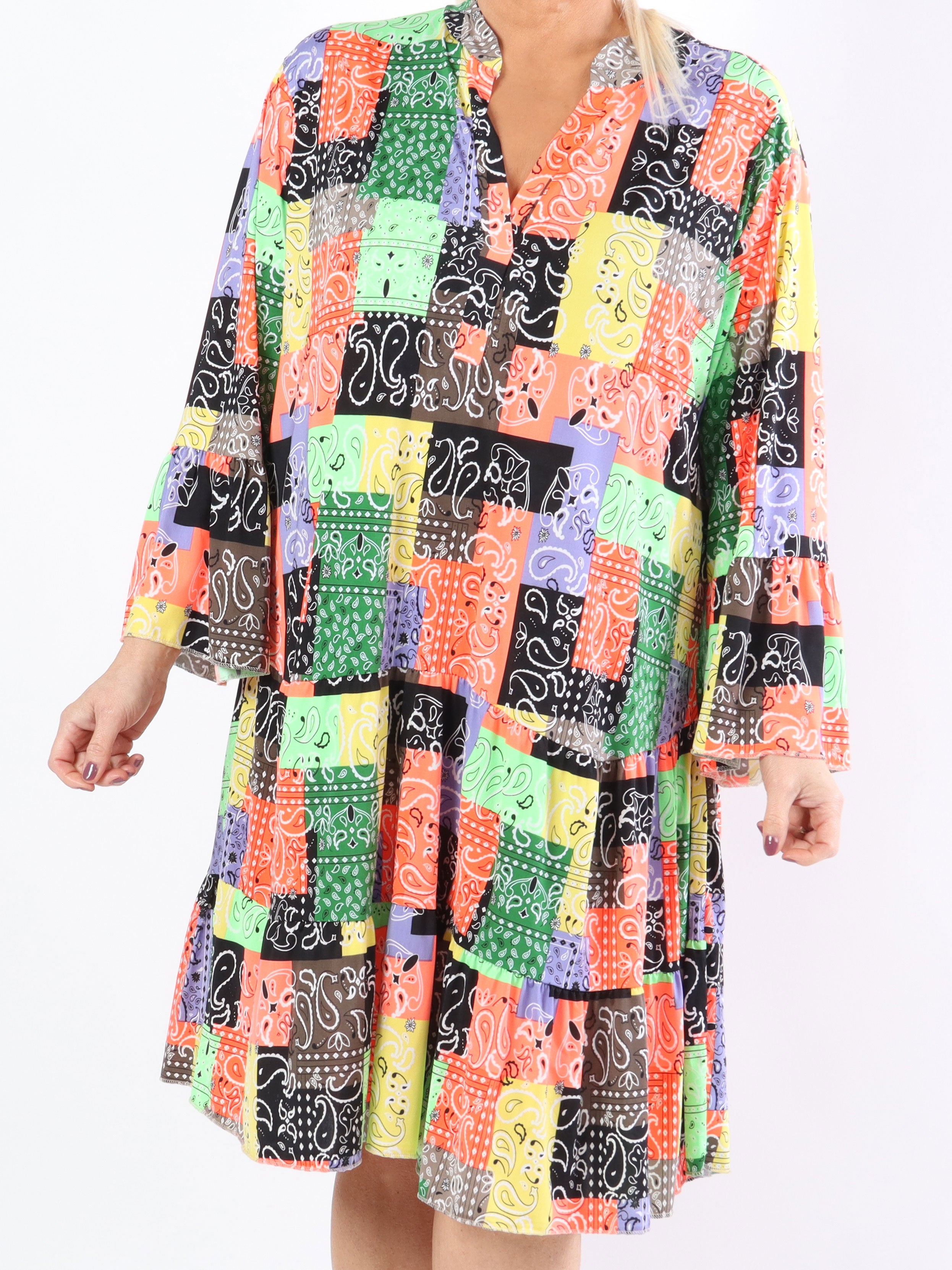 Pauline Paisley - Plus size kjole med v-udskæring og lille flæseskørt