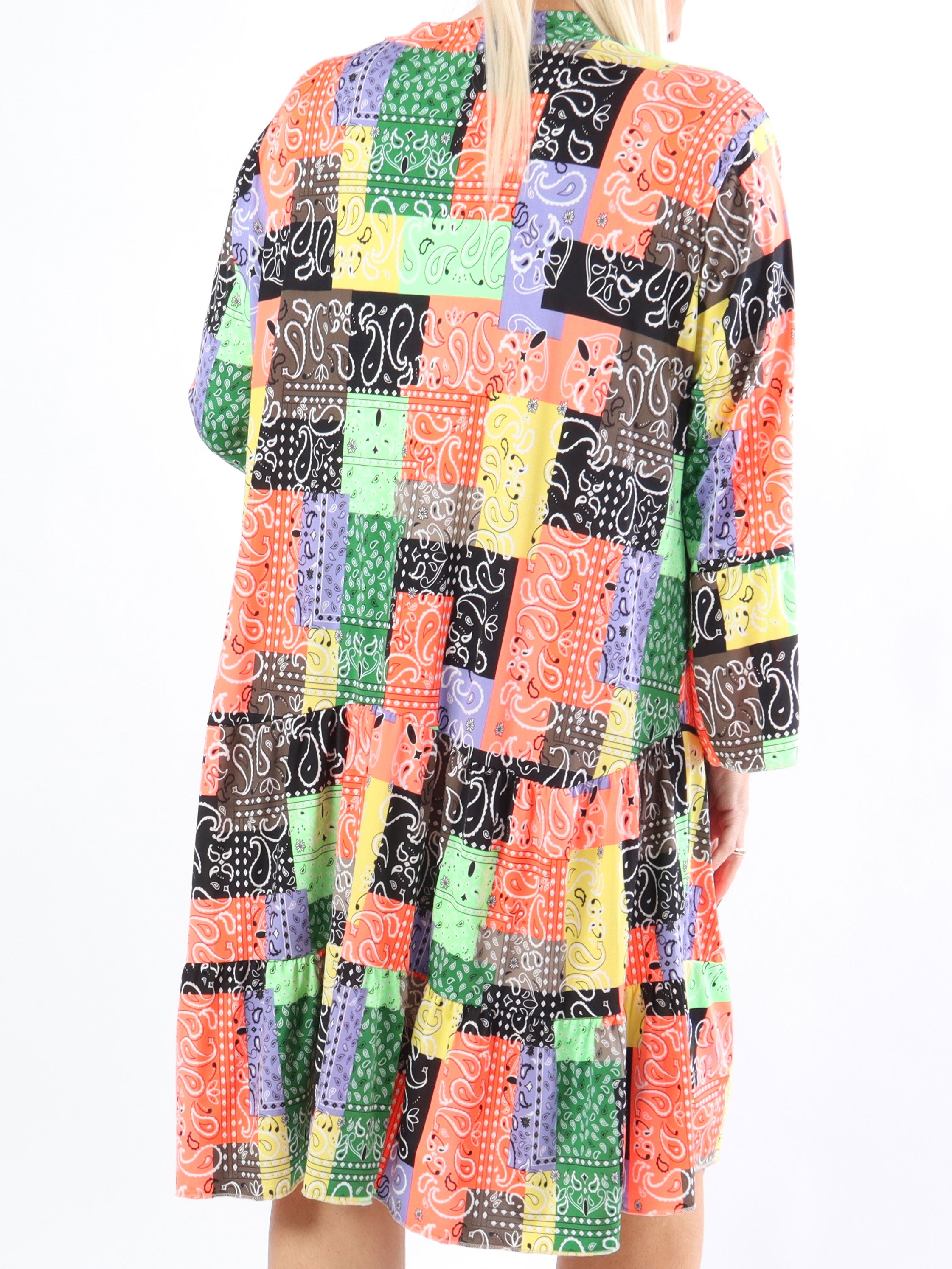 Pauline Paisley - Plus size kjole med v-udskæring og lille flæseskørt