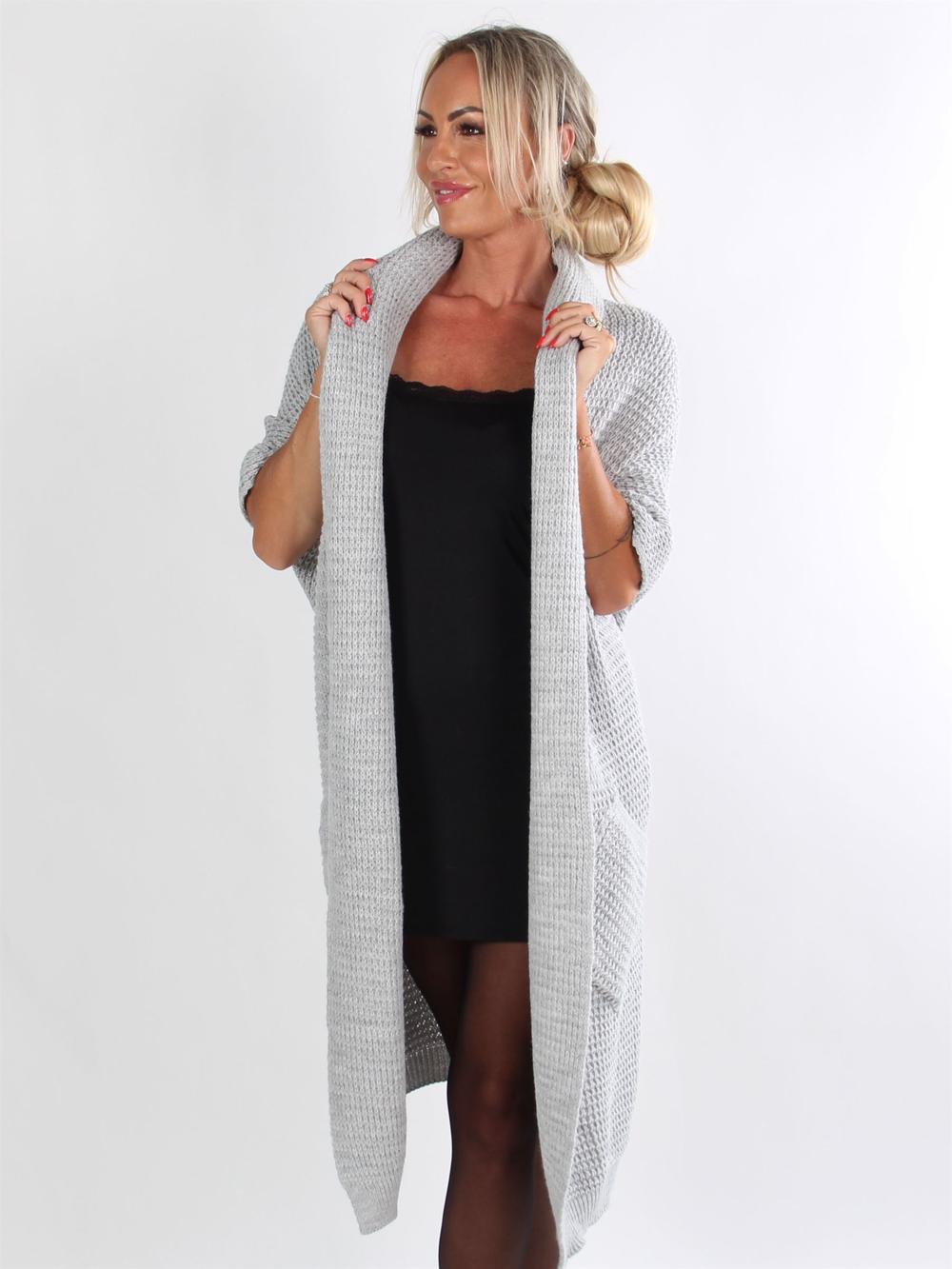 Pearli - Beigefarvet strikcardigan med flagermusærmer og lommer