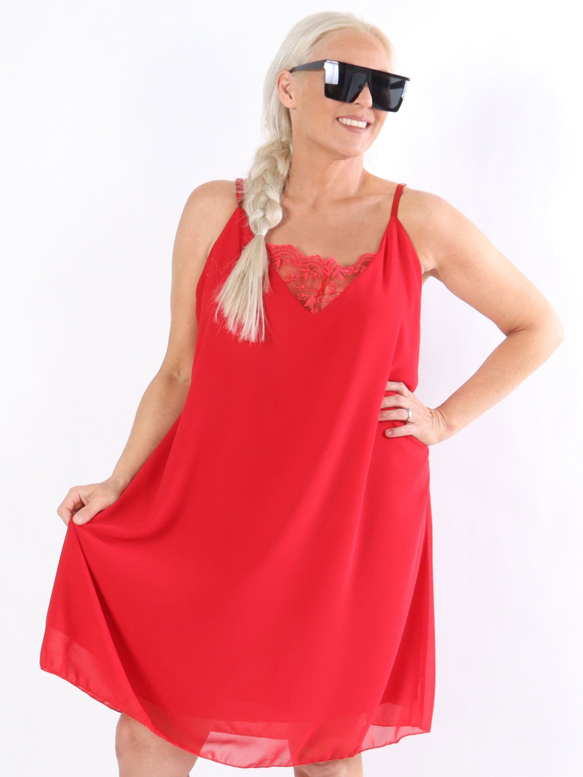 Perla - Kjole med blonde og justerbar stropper