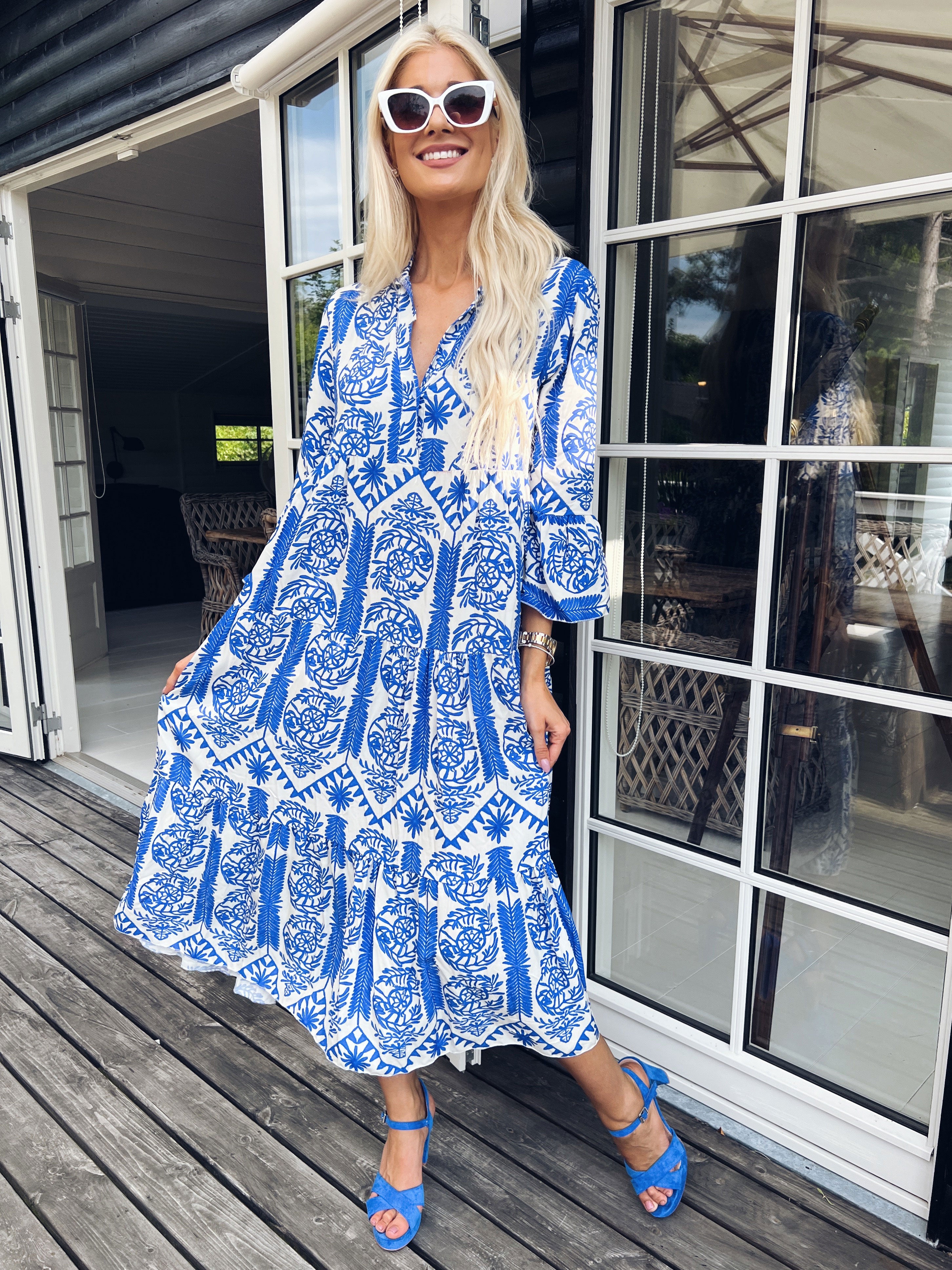 Petra - Lang hvid viscose skjortekjole med farvet mønster