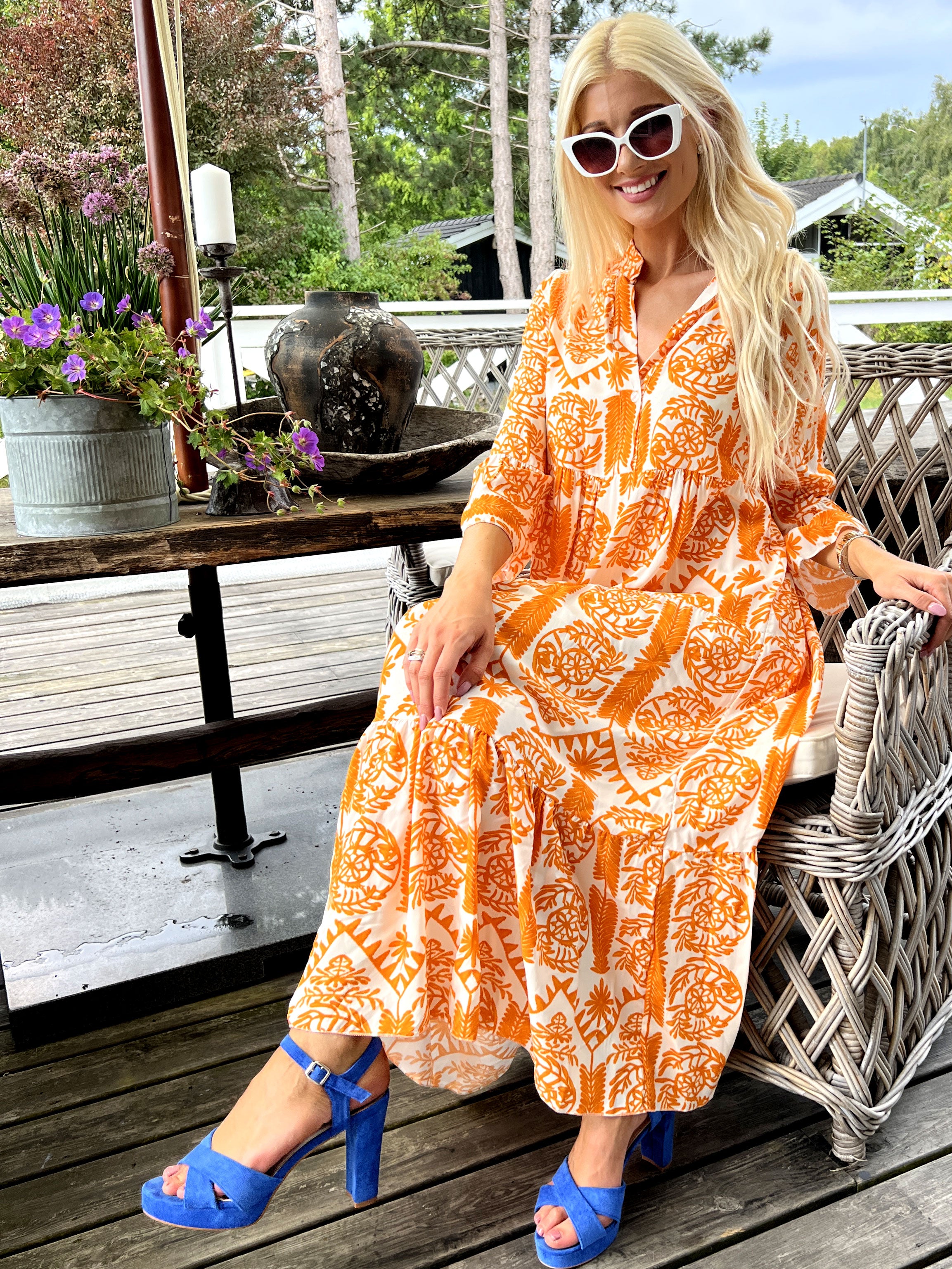 Petra - Lang hvid viscose skjortekjole med farvet mønster