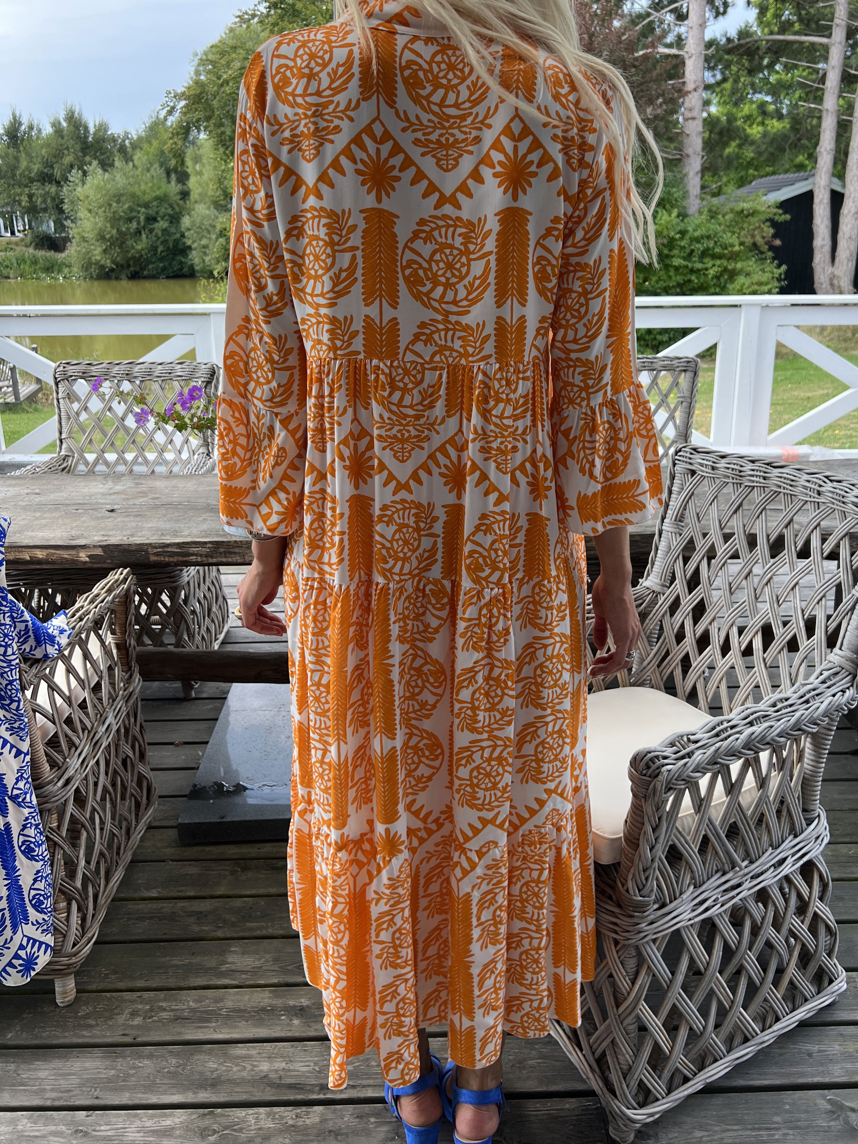 Petra - Lang hvid viscose skjortekjole med farvet mønster