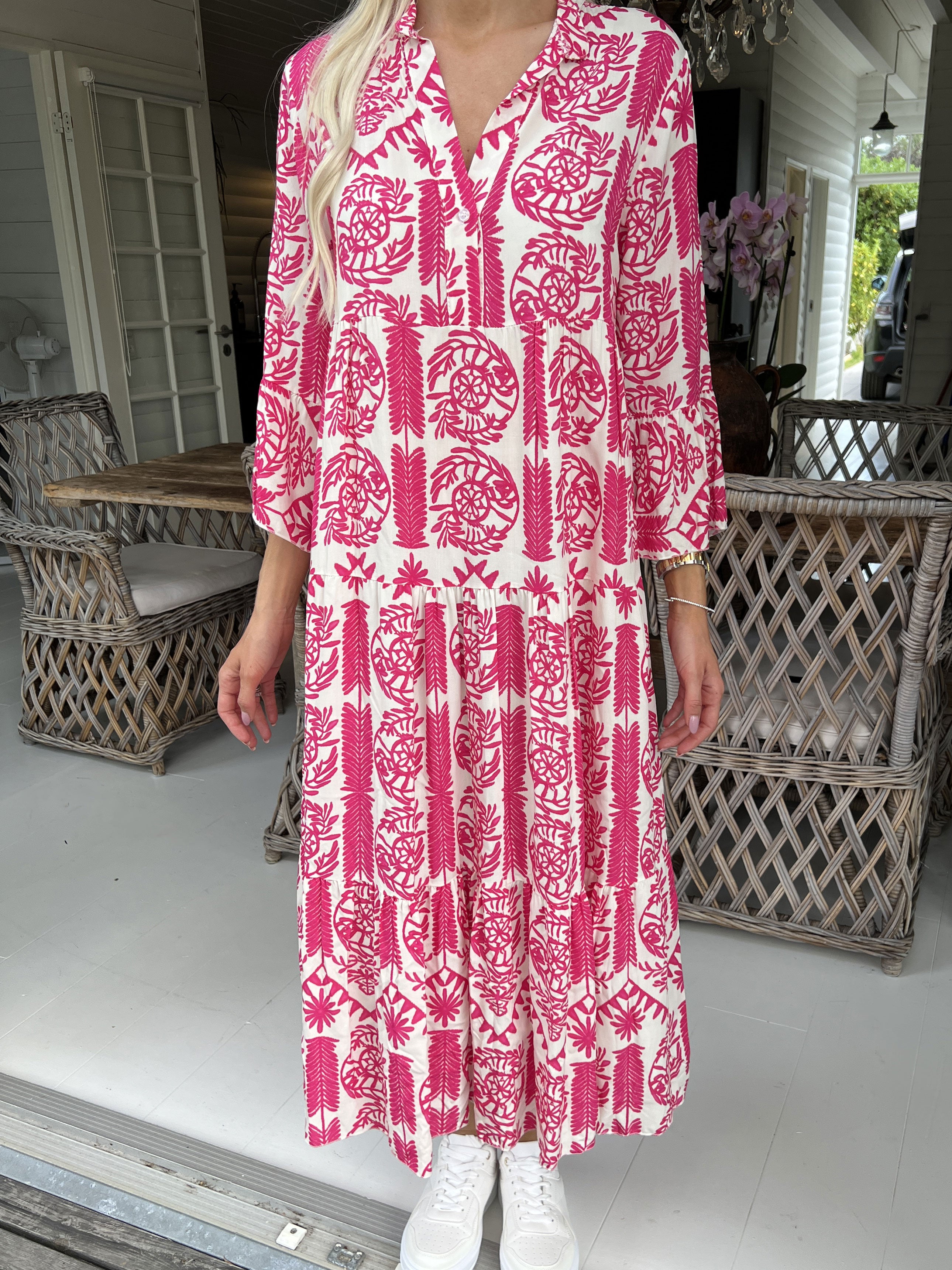 Petra - Lang hvid viscose skjortekjole med farvet mønster