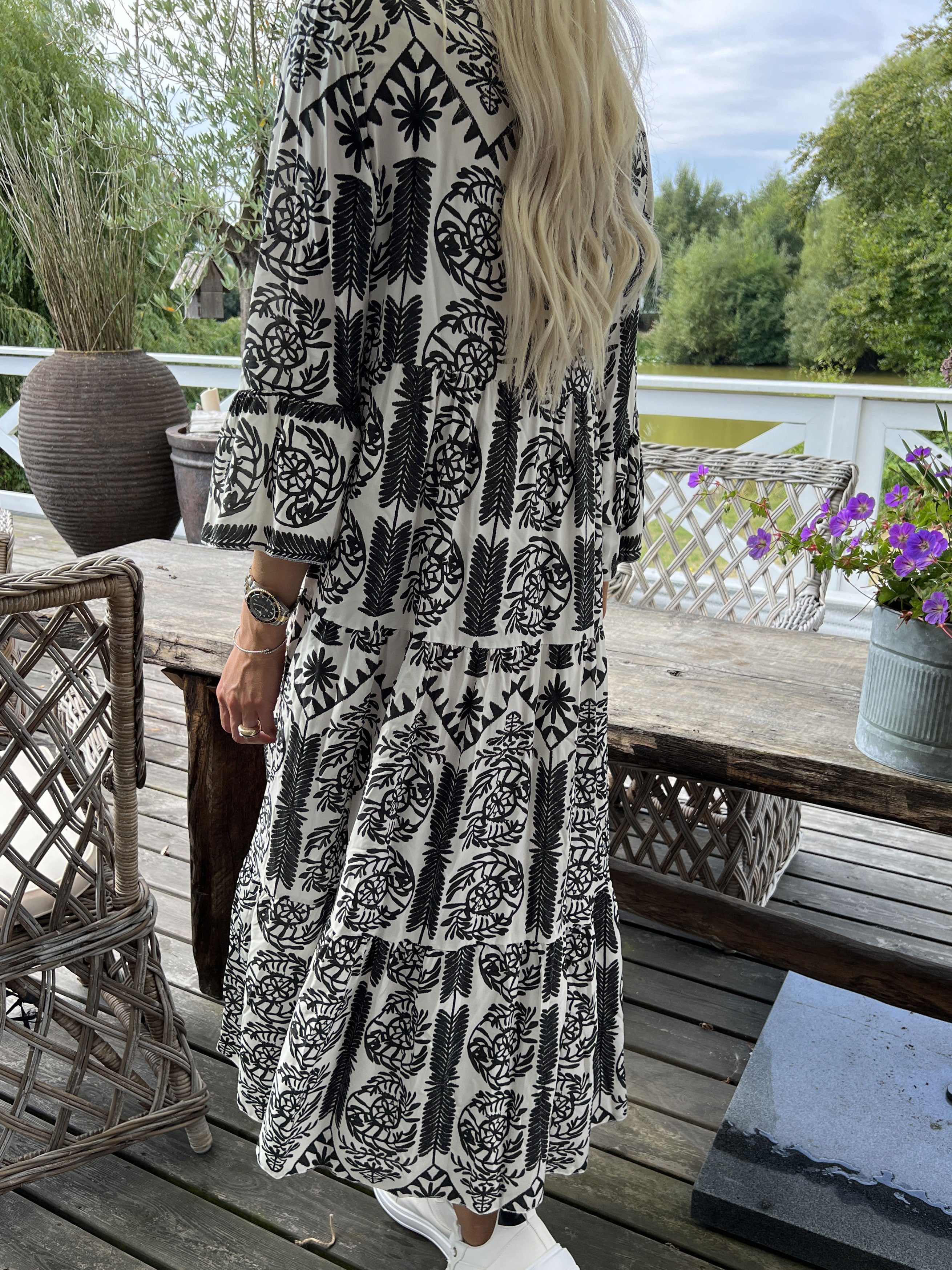 Petra - Lang hvid viscose skjortekjole med farvet mønster