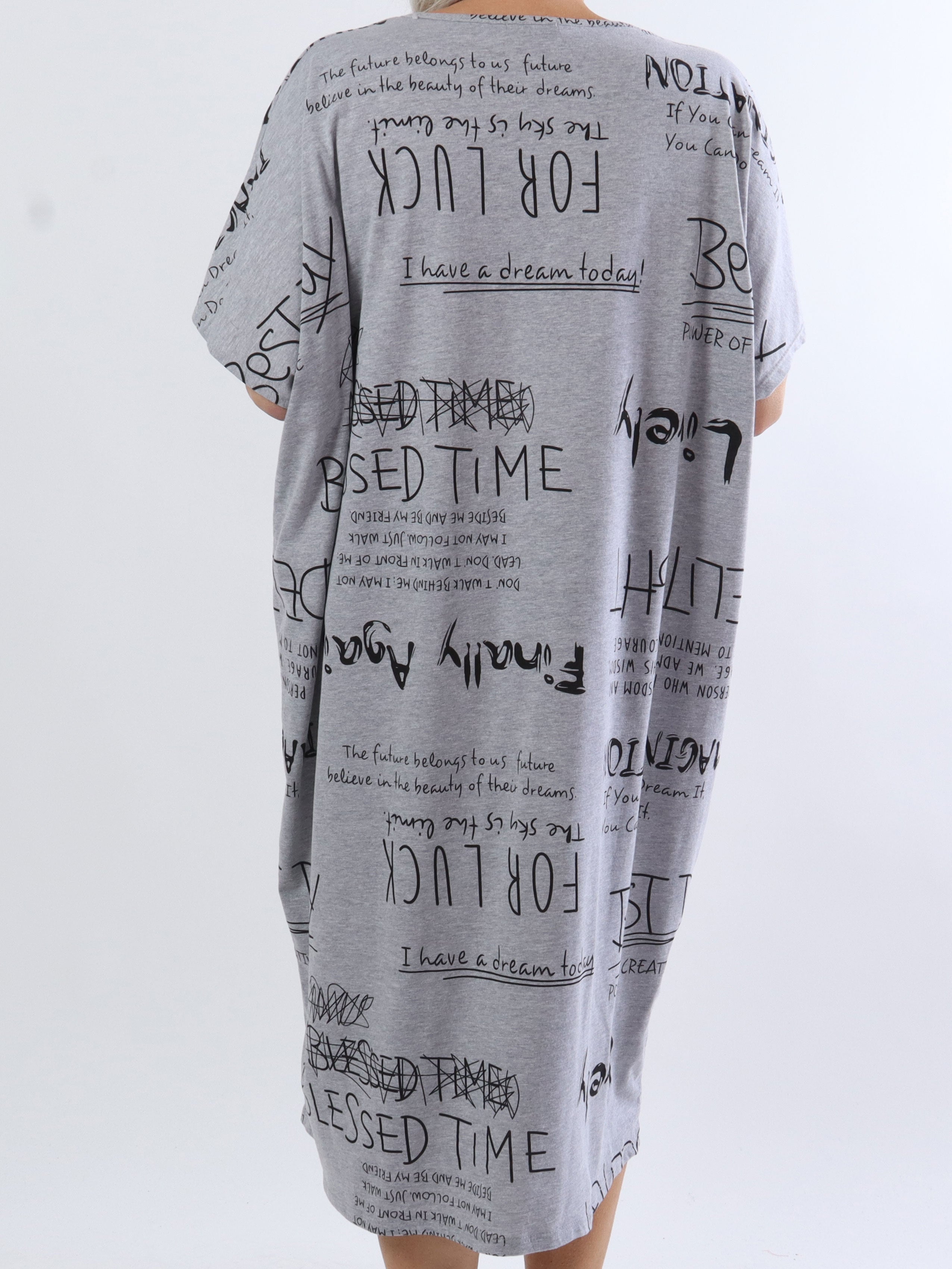 Pil - Plussize t-shirt kjole med skrift i cool look