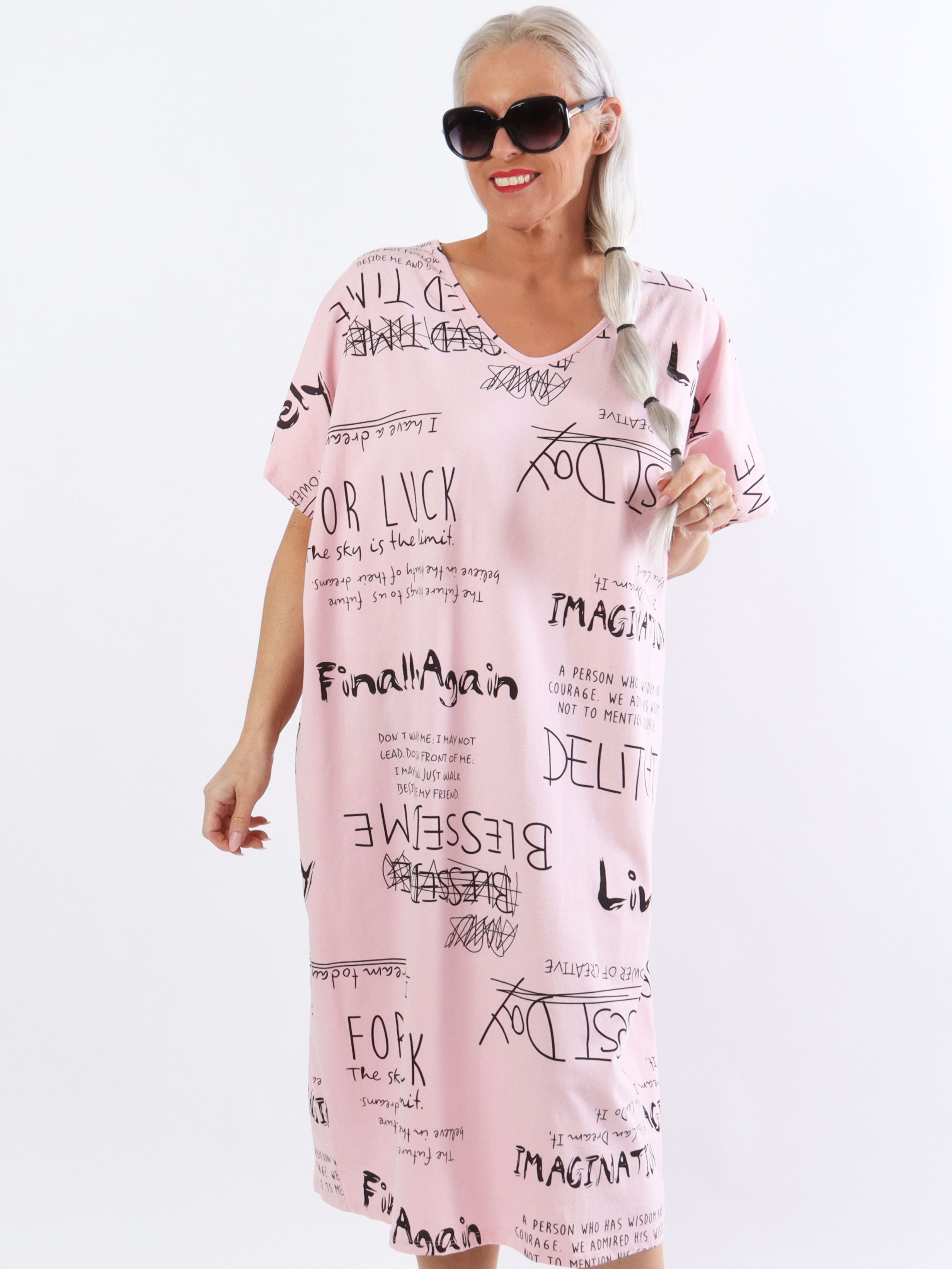 Pil - Plussize t-shirt kjole med skrift i cool look