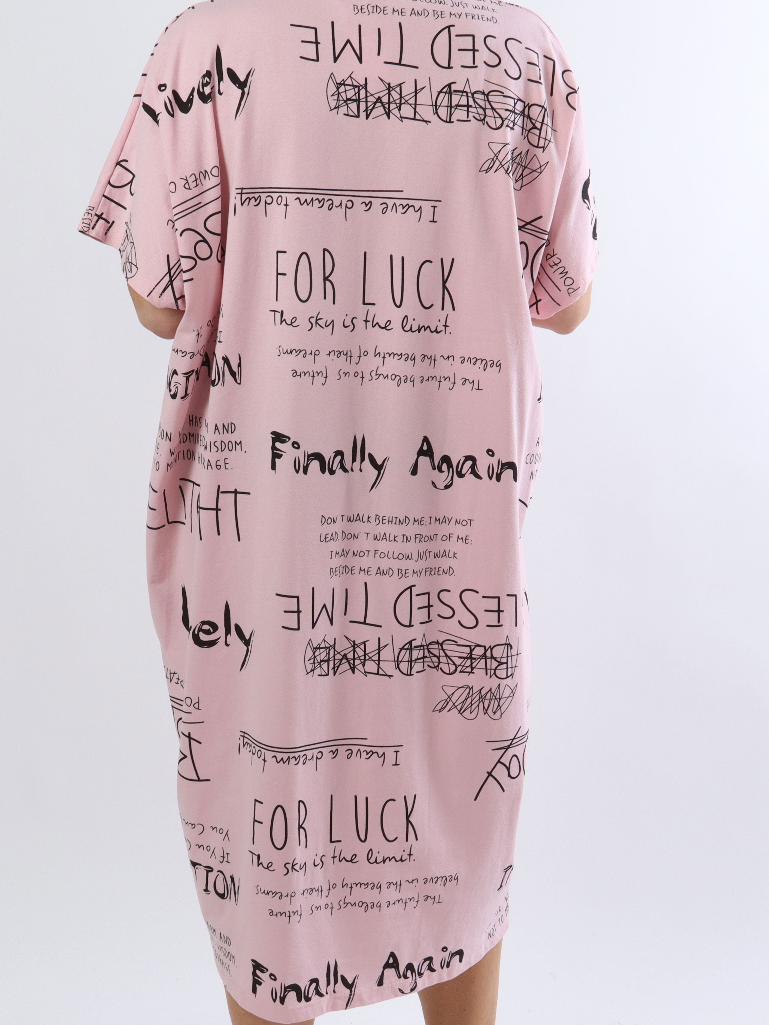 Pil - Plussize t-shirt kjole med skrift i cool look