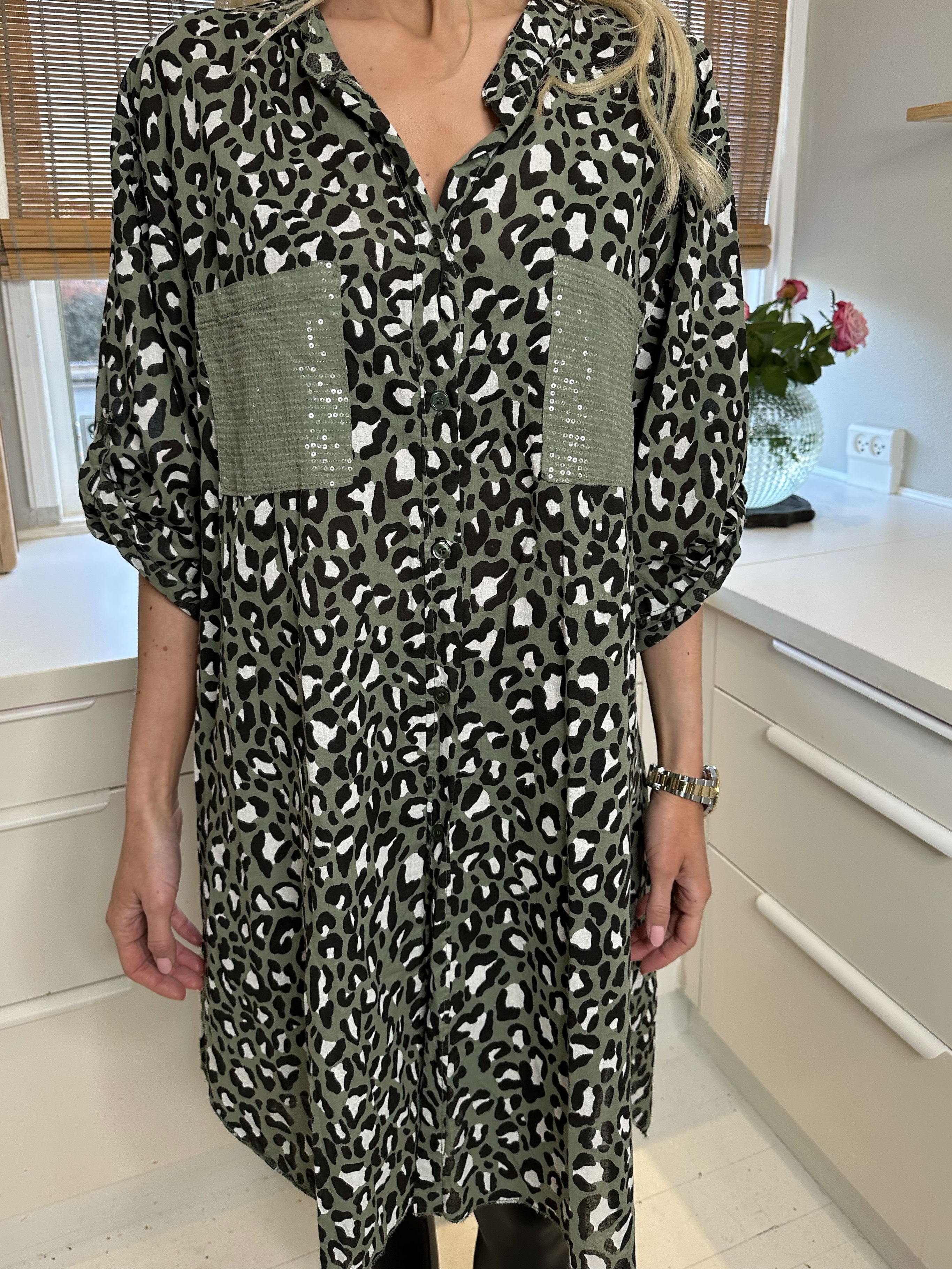 Pina - Leopard skjorte med pailletlommer