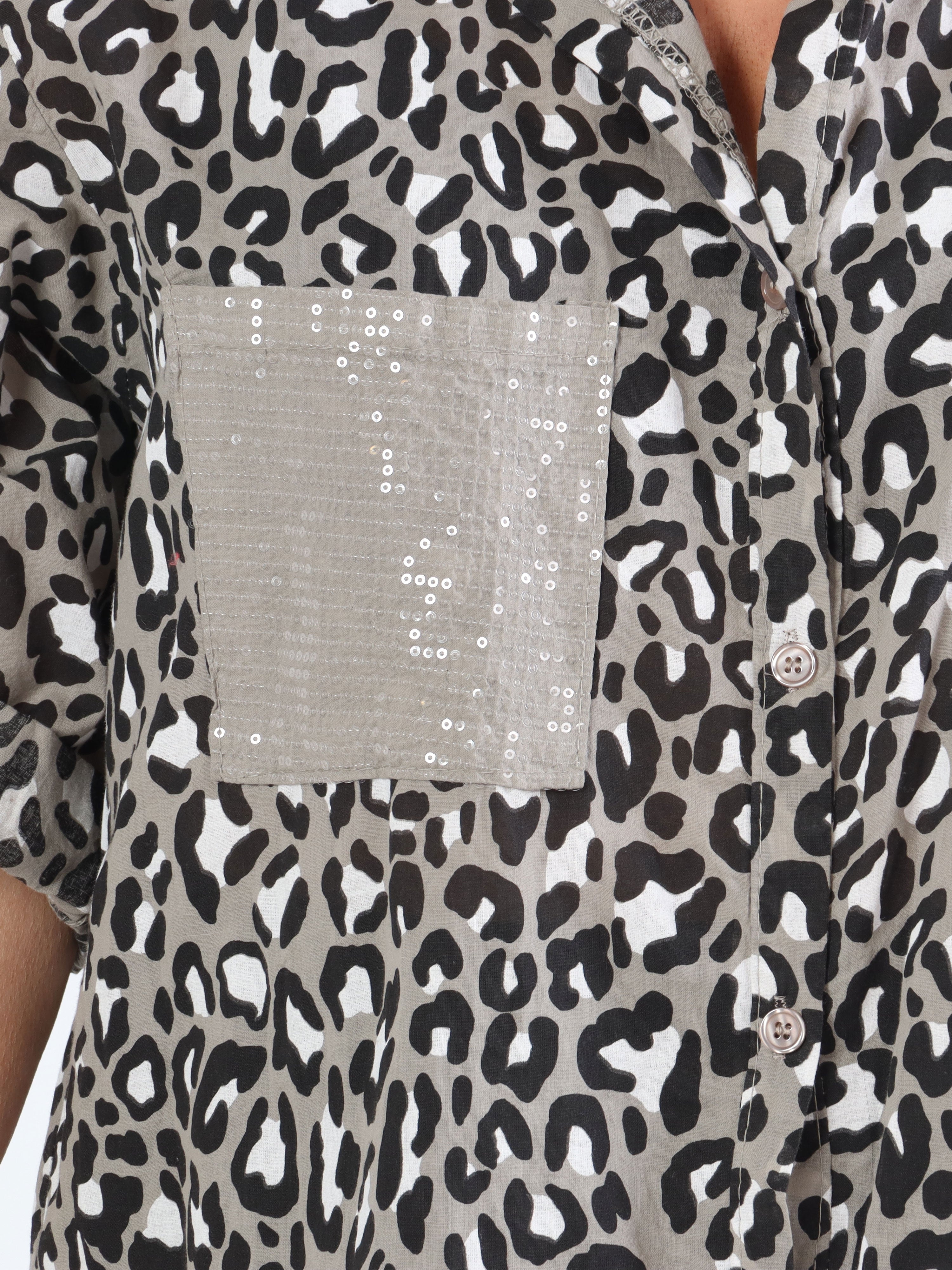 Pina -  Plus size leopard skjorte med pailletlommer