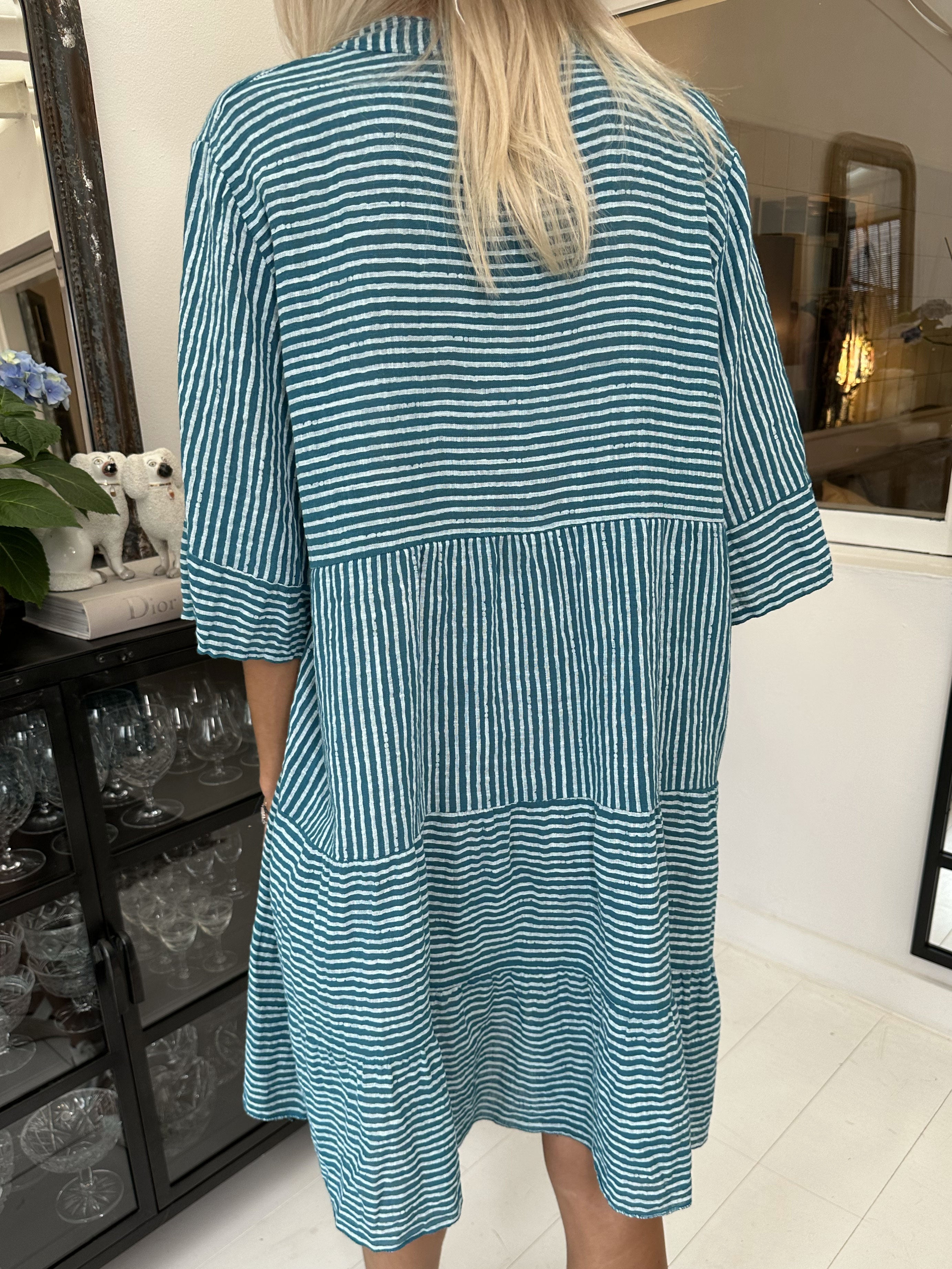 Pola - Sød stribet kjole i lag på lag look