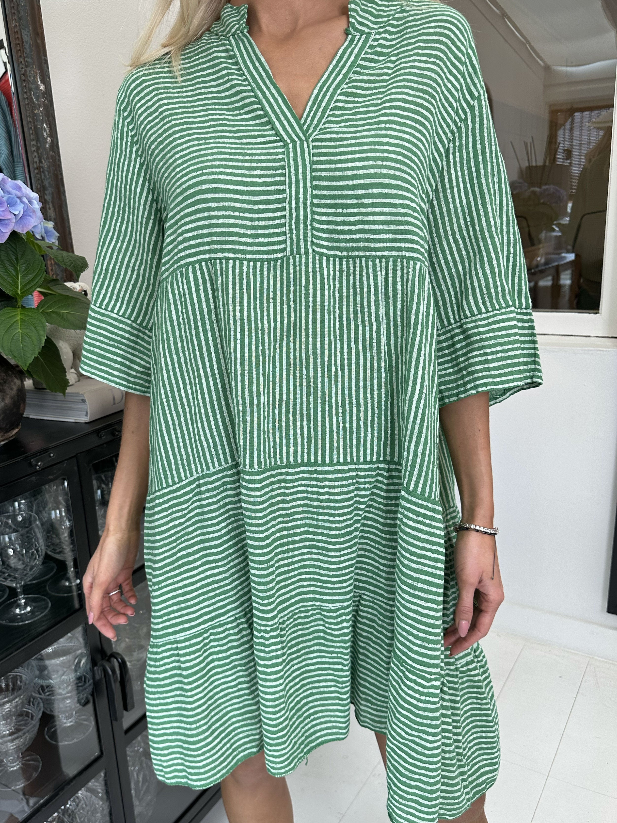 Pola - Sød stribet kjole i lag på lag look