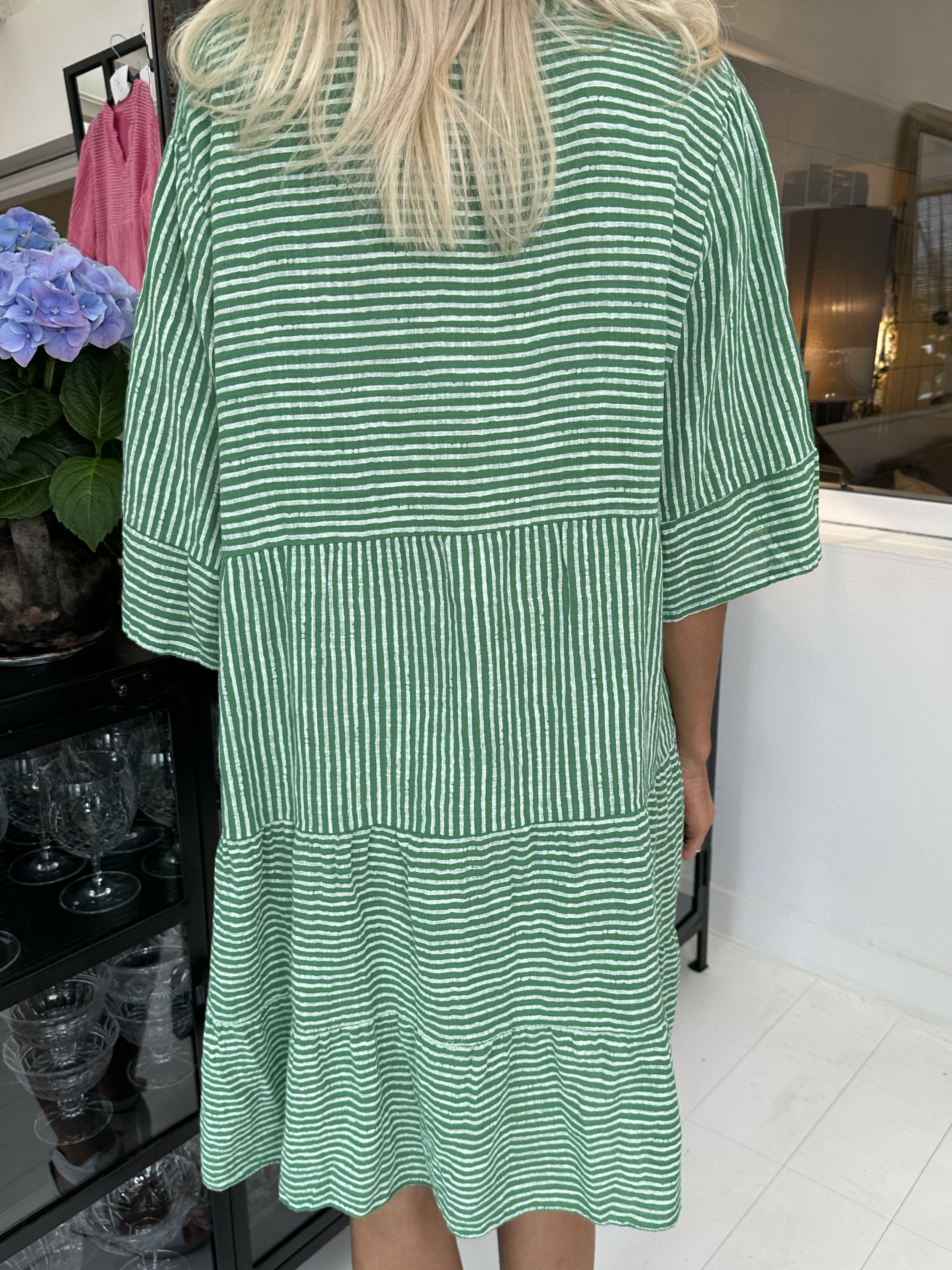 Pola - Sød stribet kjole i lag på lag look