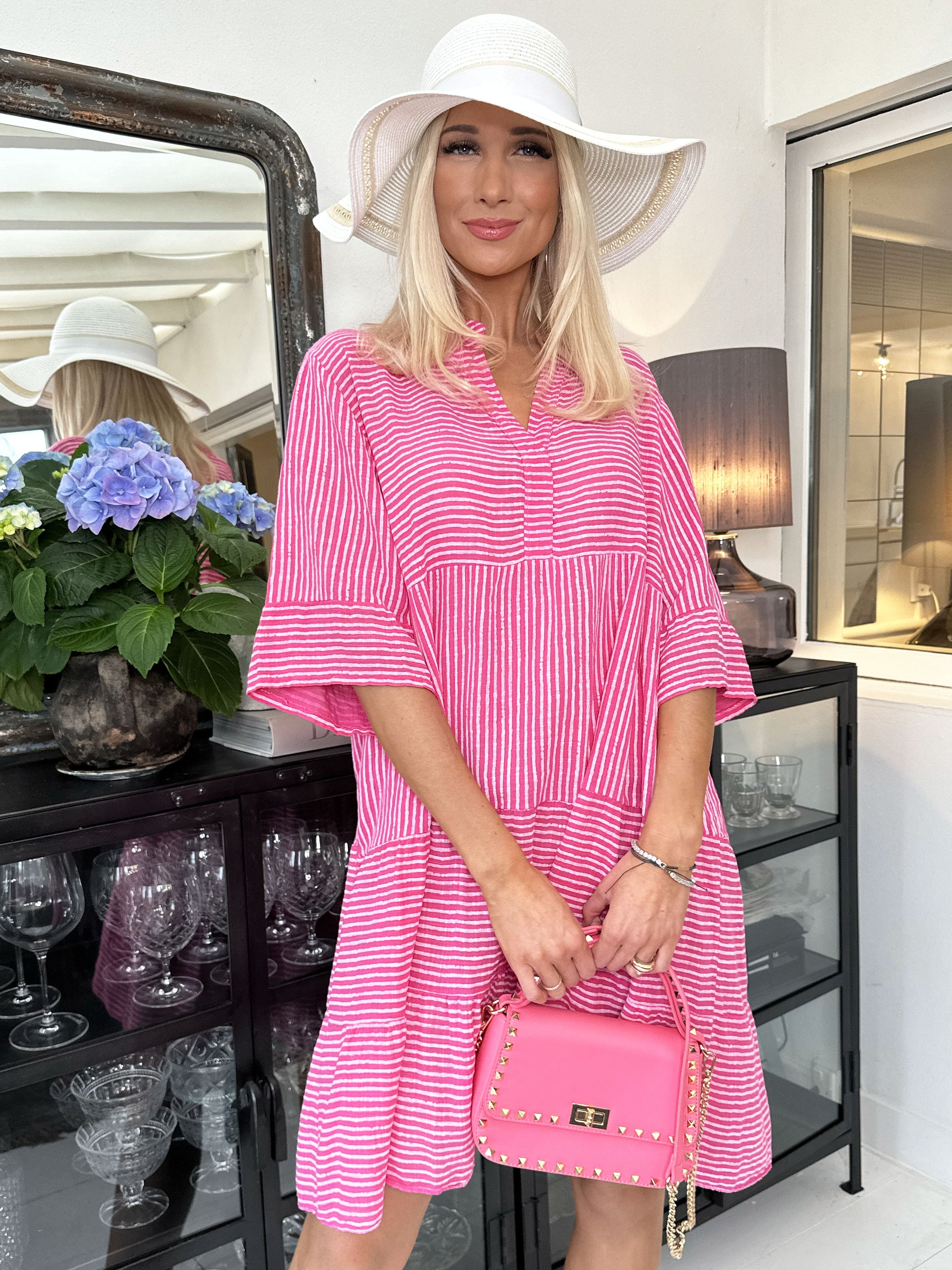 Pola - Sød stribet kjole i lag på lag look