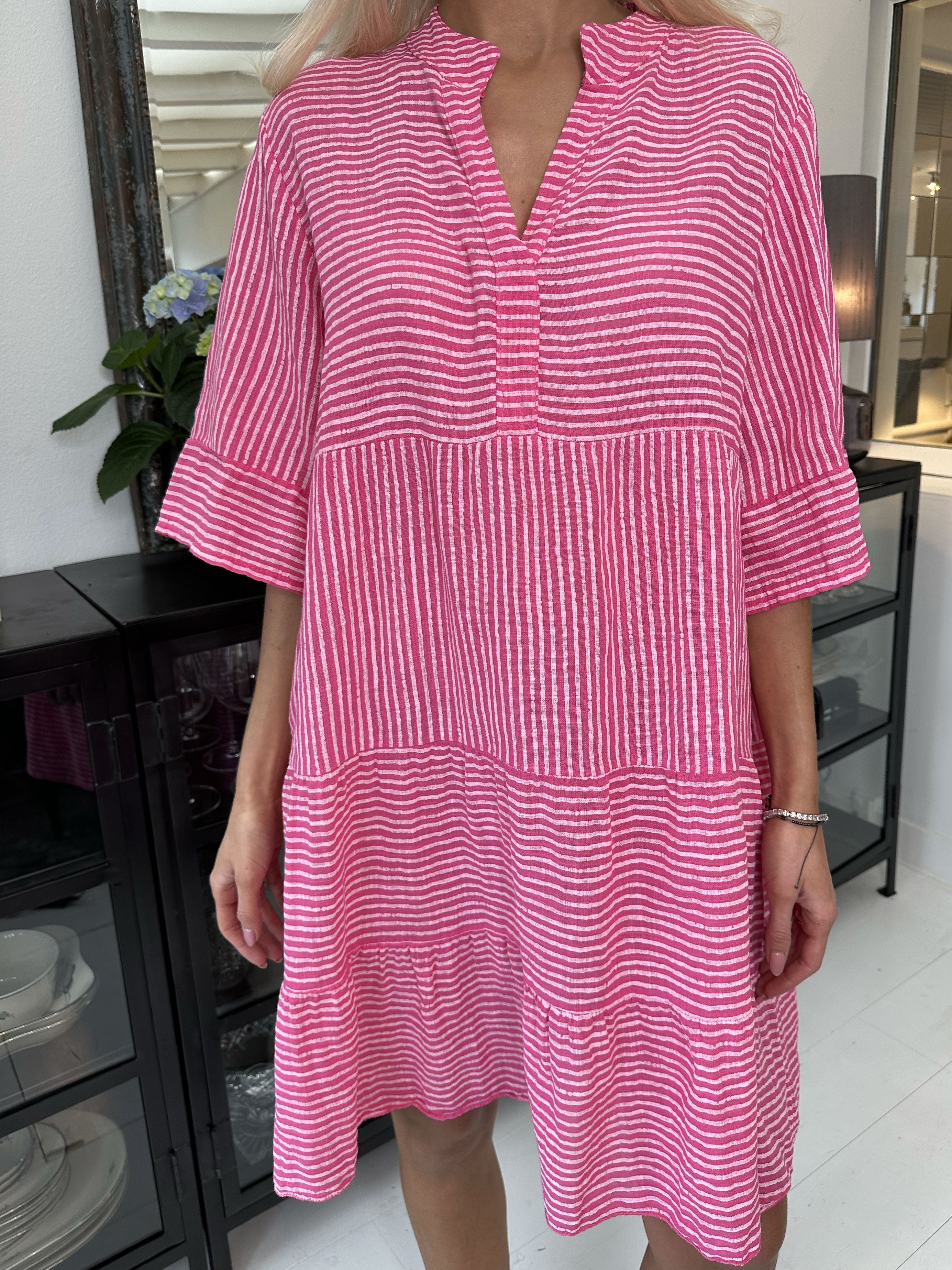 Pola - Sød stribet kjole i lag på lag look