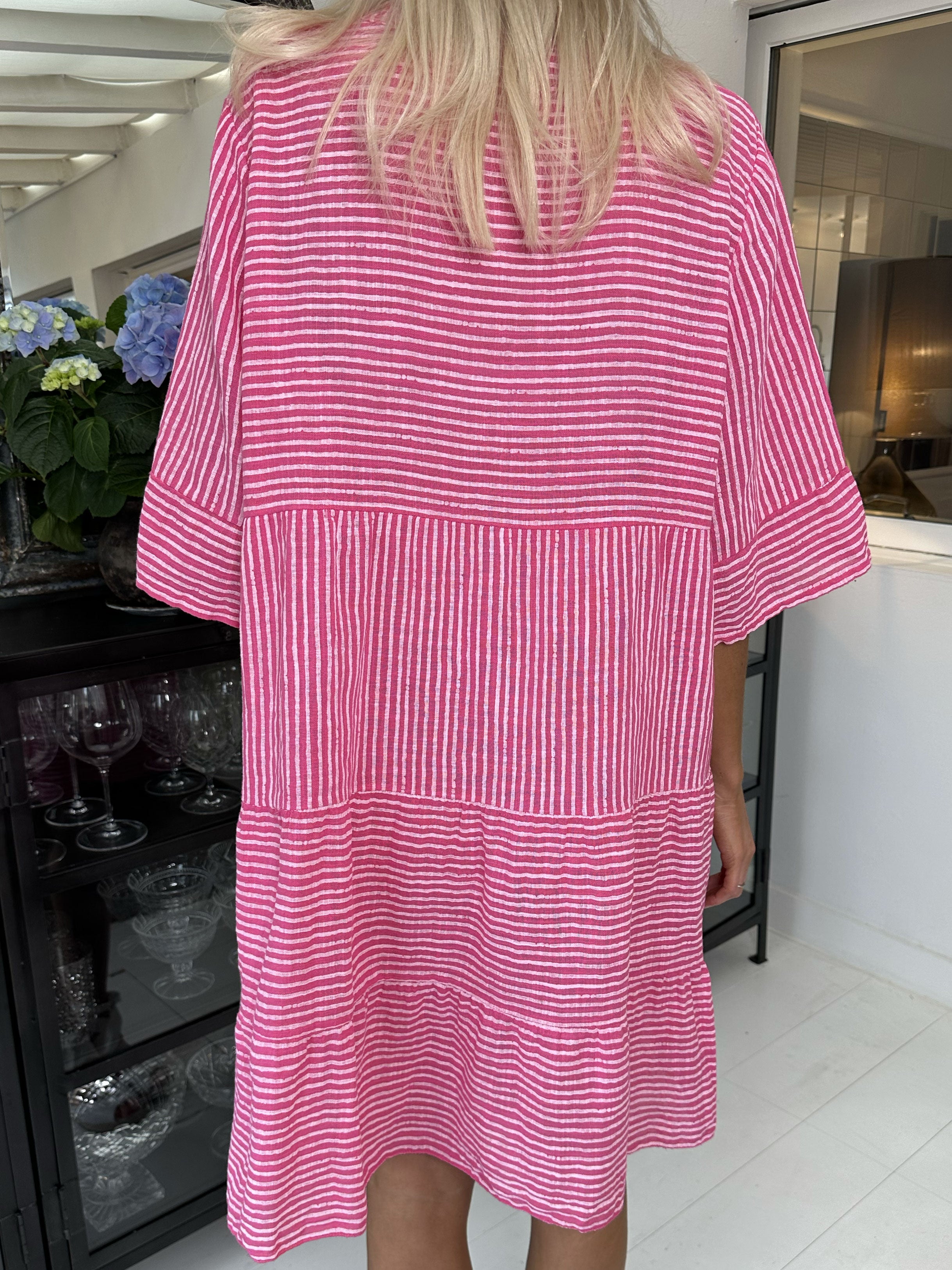 Pola - Sød stribet kjole i lag på lag look