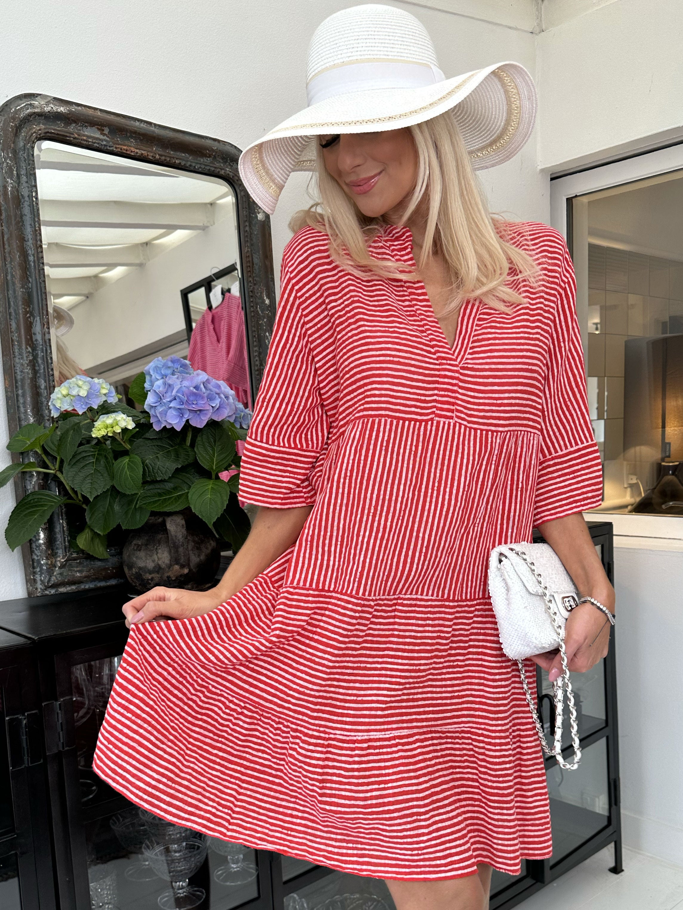 Pola - Sød stribet kjole i lag på lag look