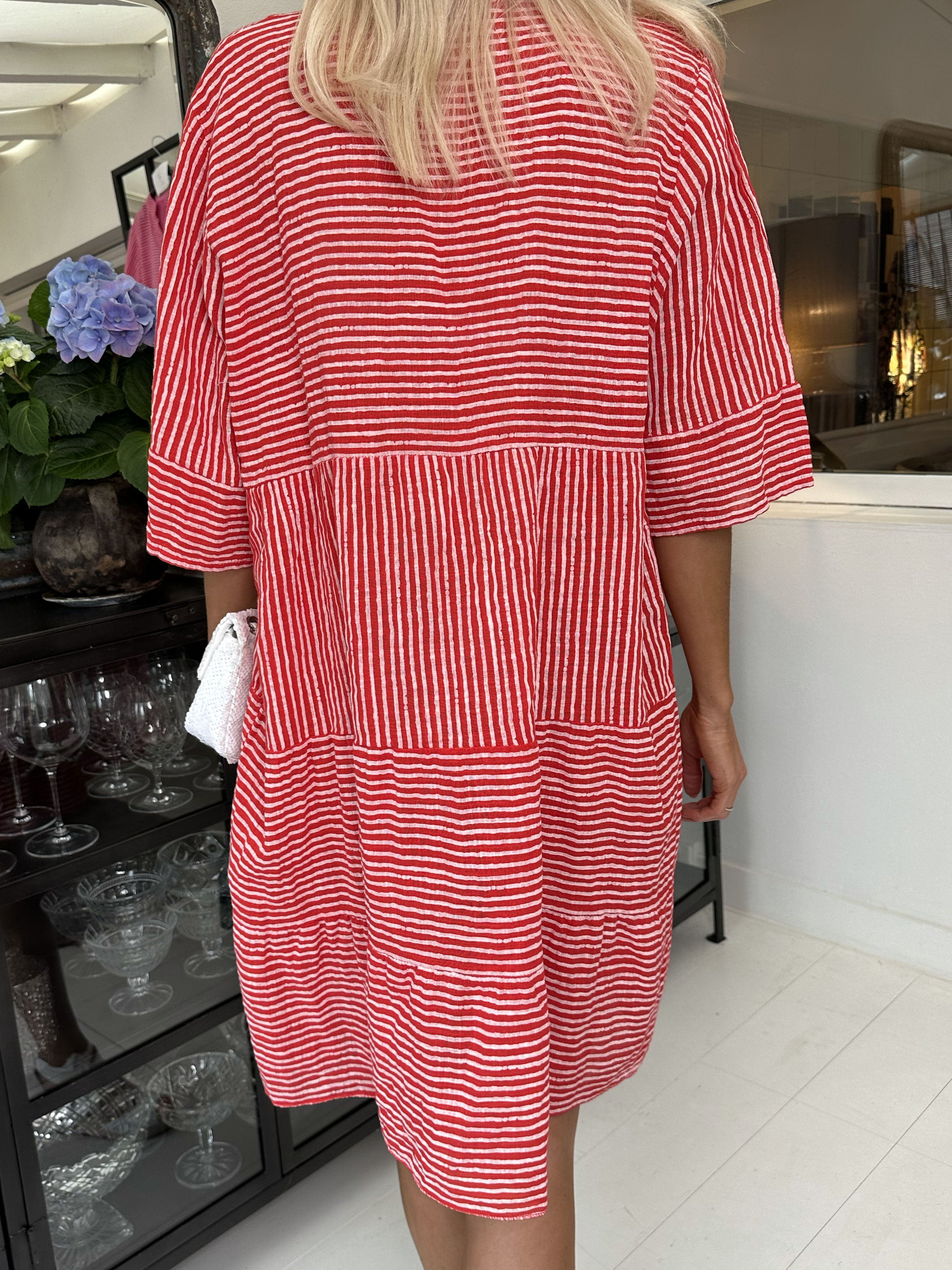 Pola - Sød stribet kjole i lag på lag look