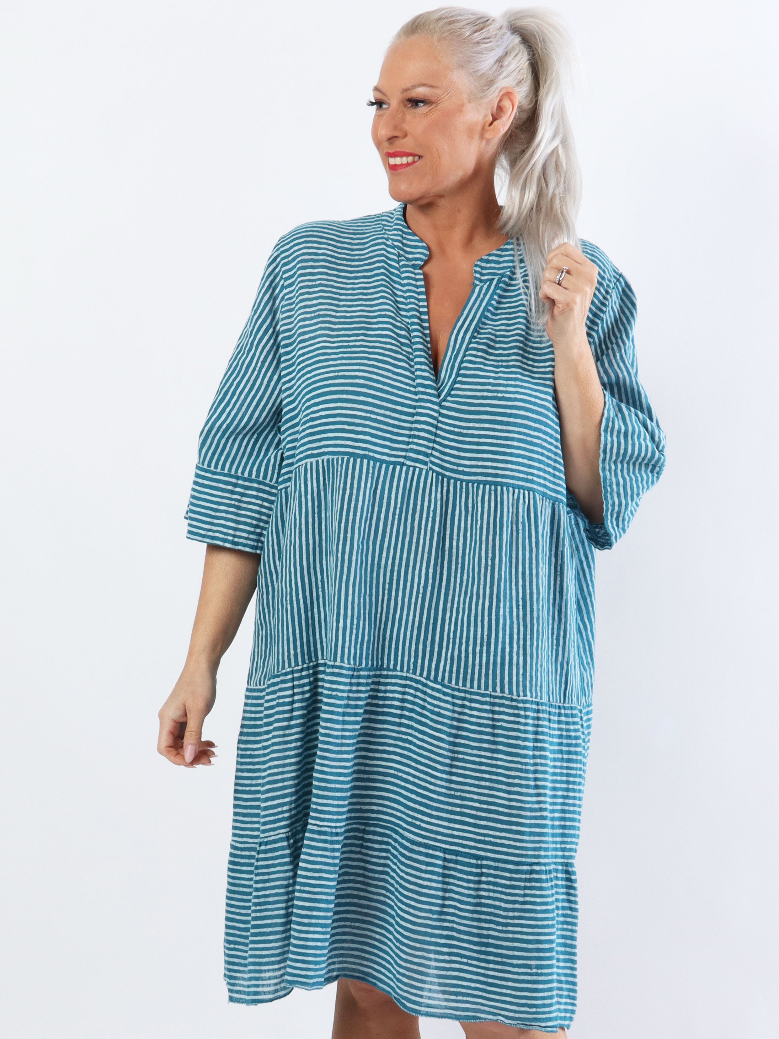 Pola - Sød stribet plus size kjole i lag på lag look