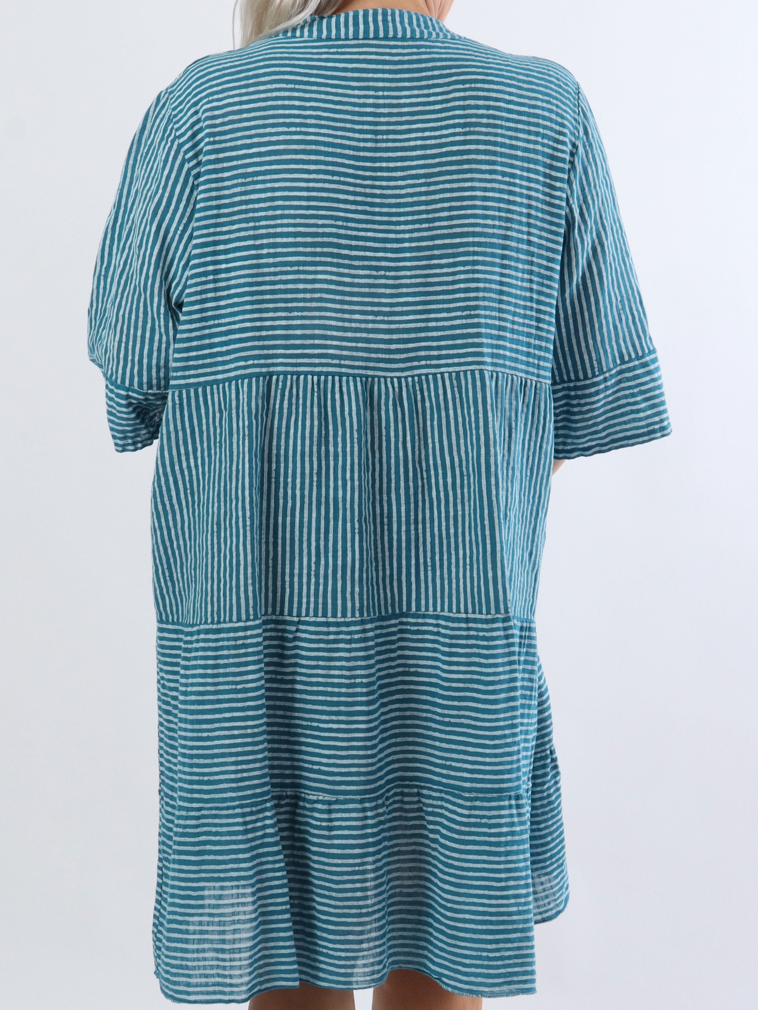 Pola - Sød stribet plus size kjole i lag på lag look