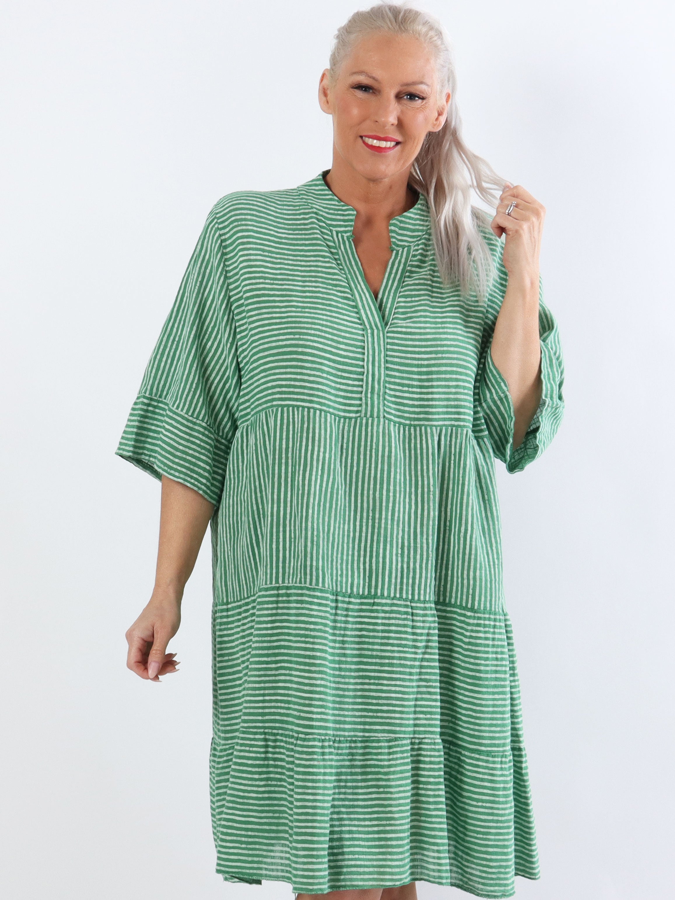 Pola - Sød stribet plus size kjole i lag på lag look