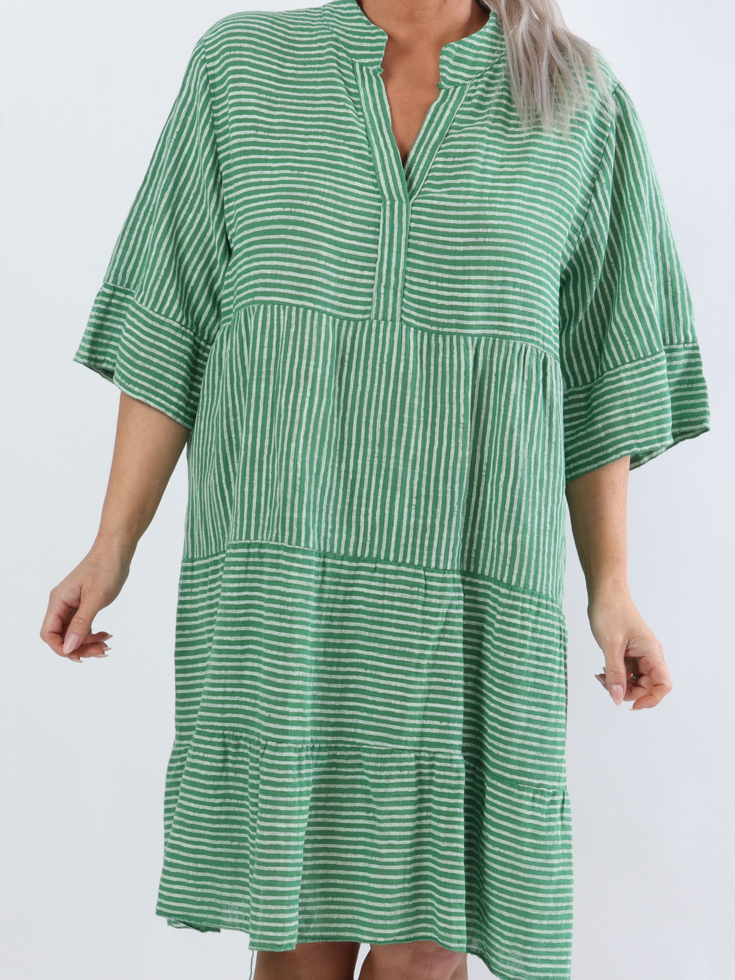 Pola - Sød stribet plus size kjole i lag på lag look