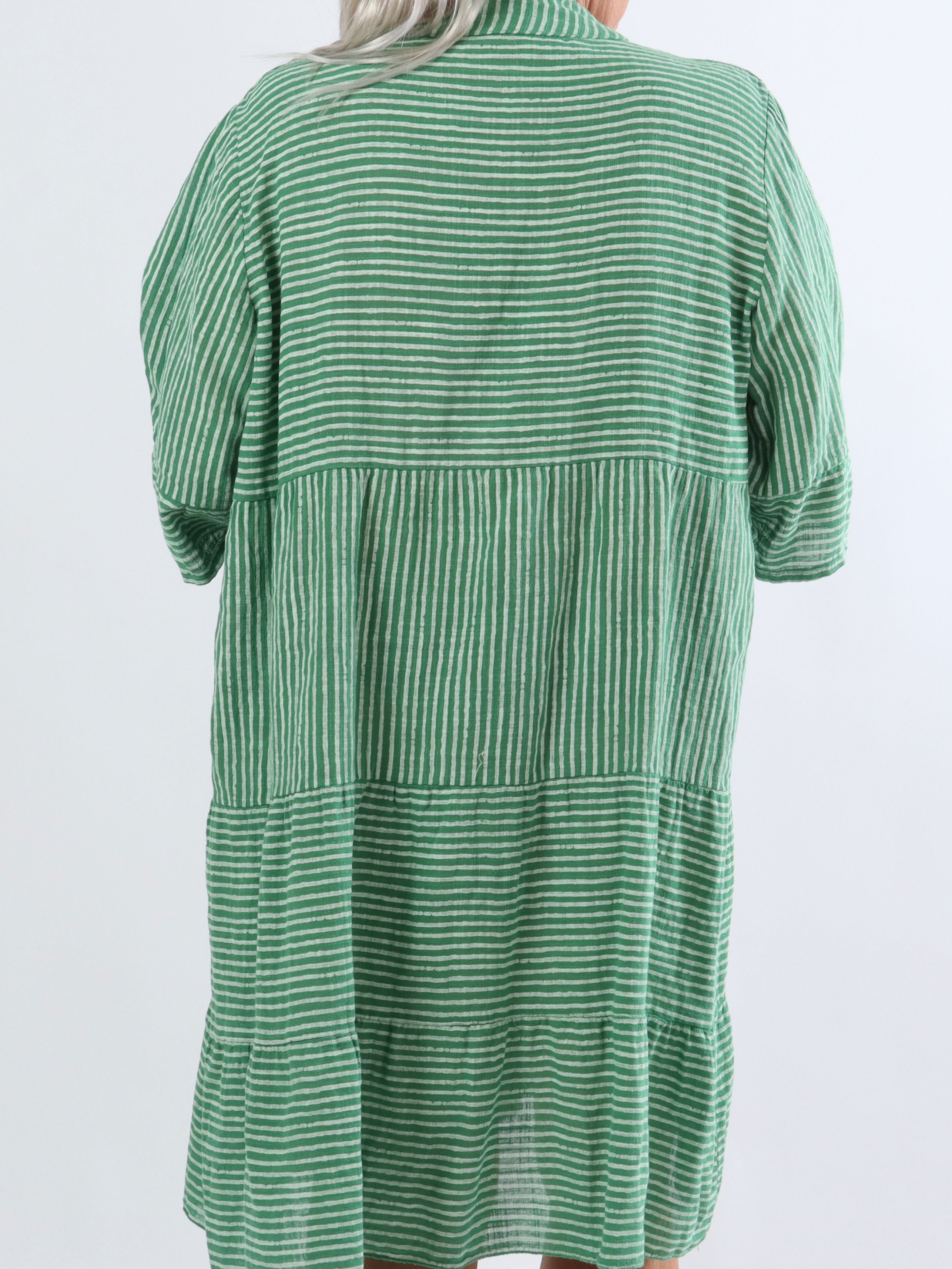 Pola - Sød stribet plus size kjole i lag på lag look