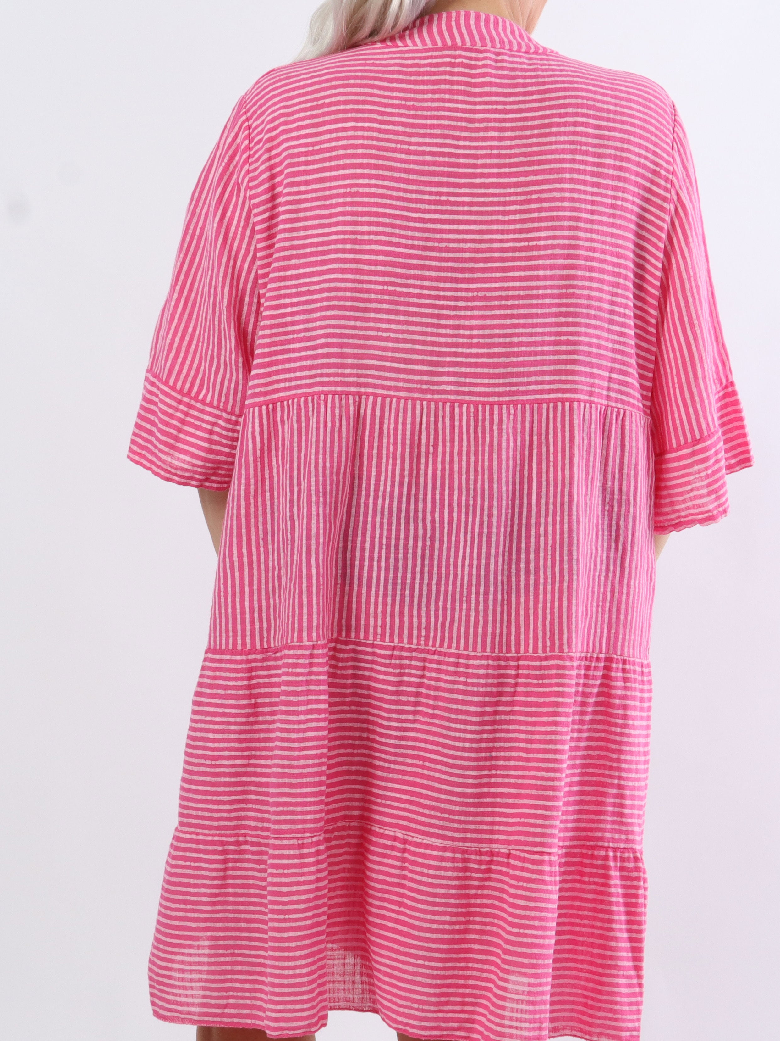 Pola - Sød stribet plus size kjole i lag på lag look