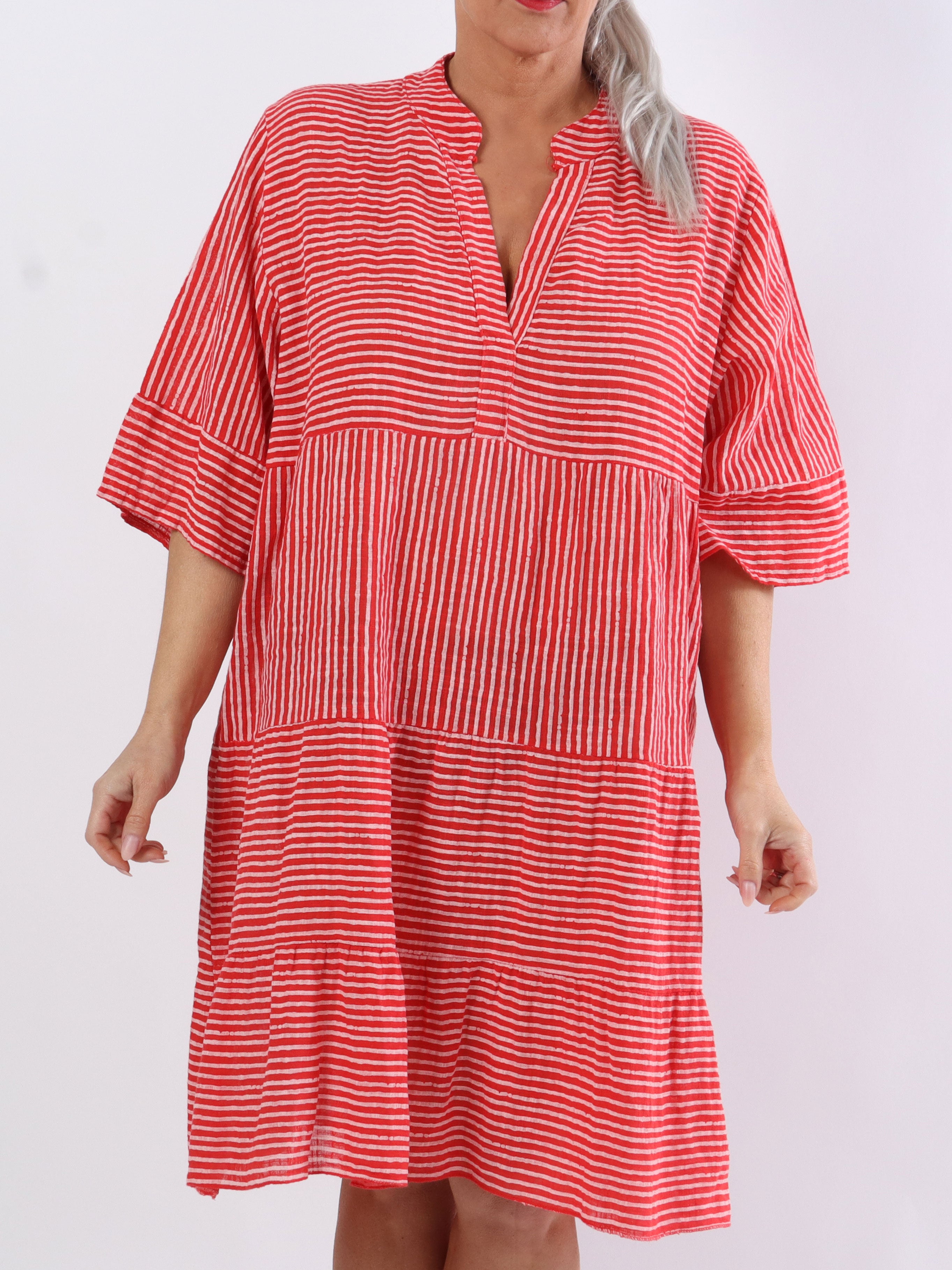 Pola - Sød stribet plus size kjole i lag på lag look