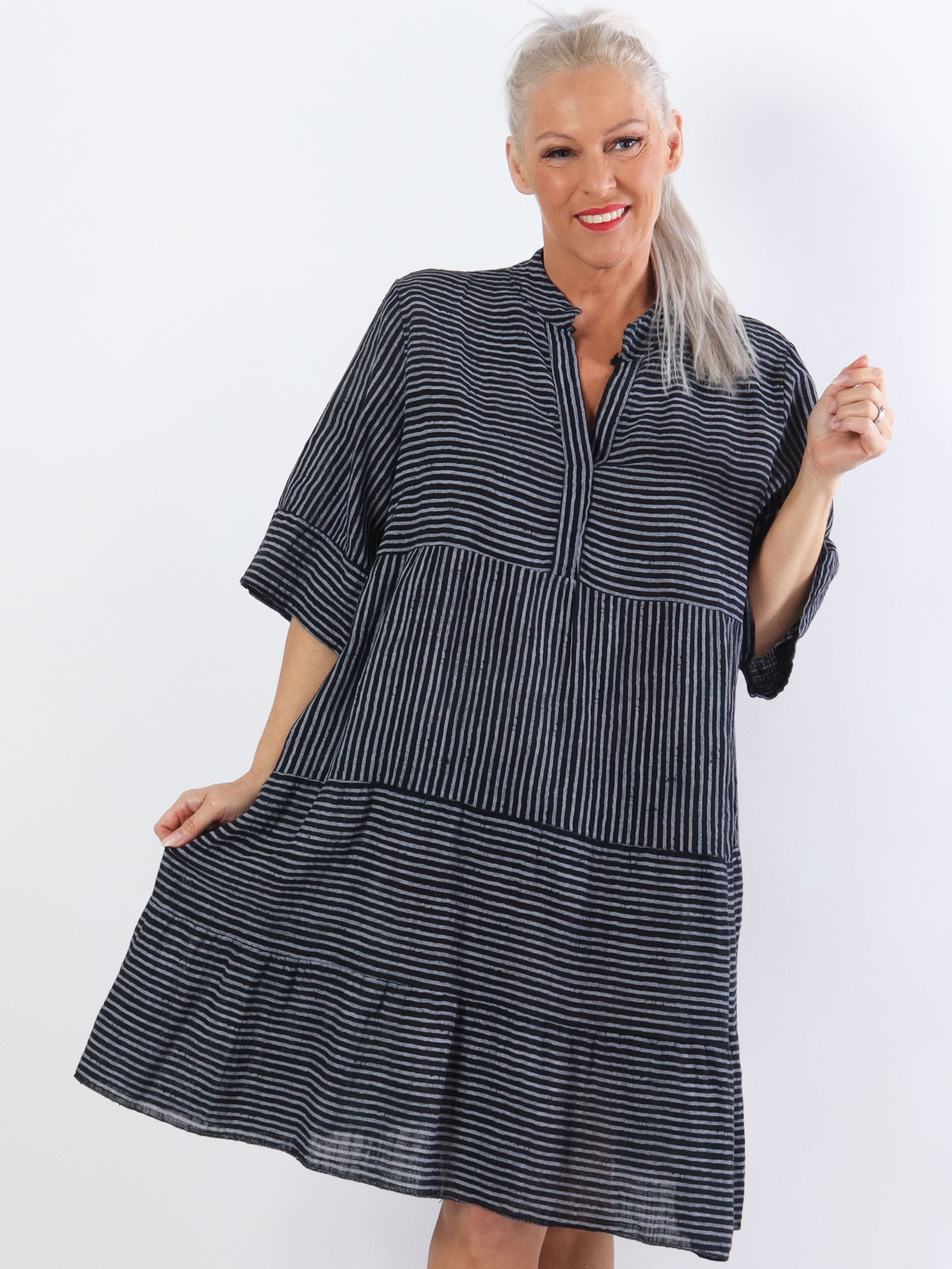 Pola - Sød stribet plus size kjole i lag på lag look