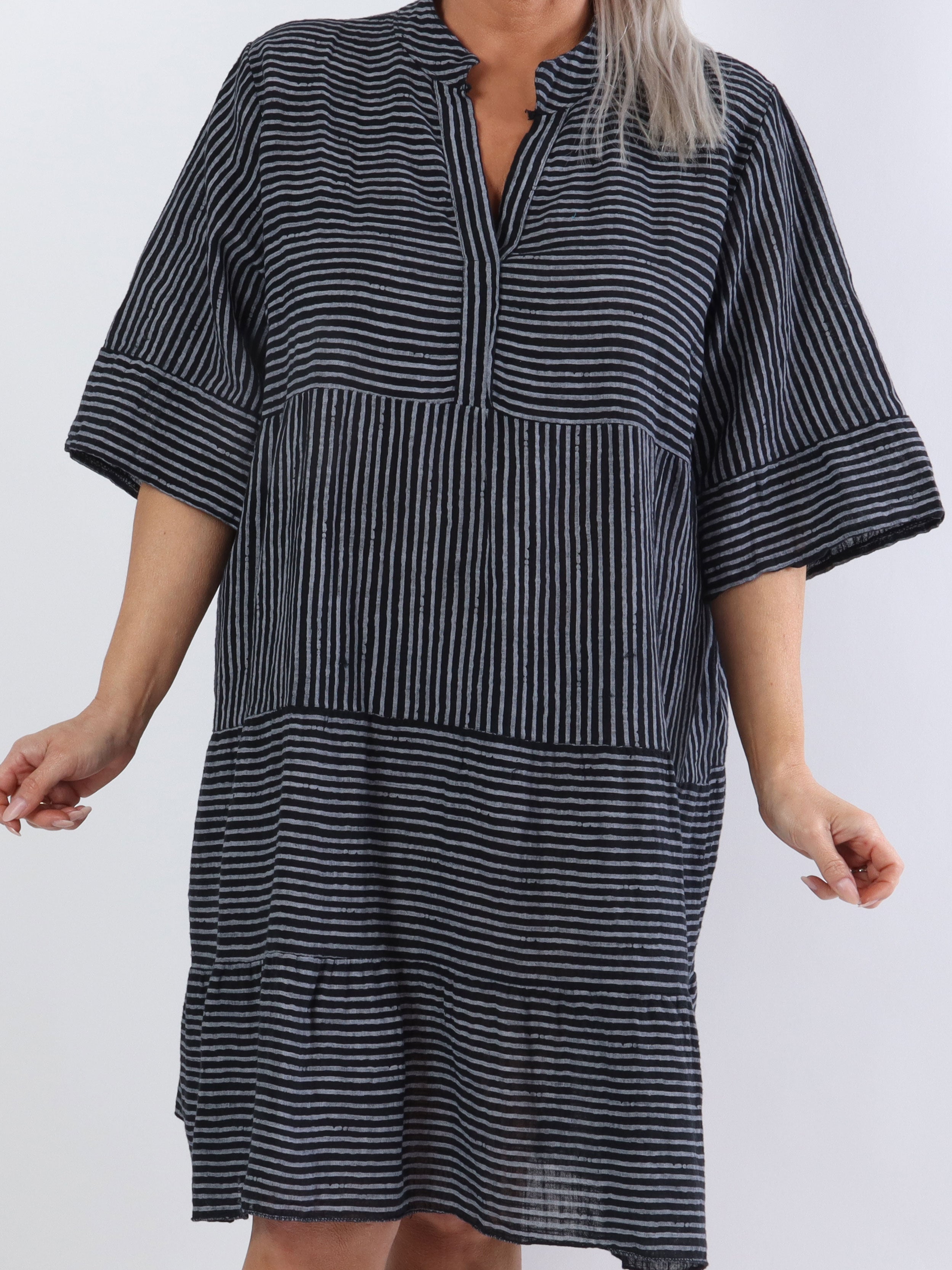 Pola - Sød stribet plus size kjole i lag på lag look