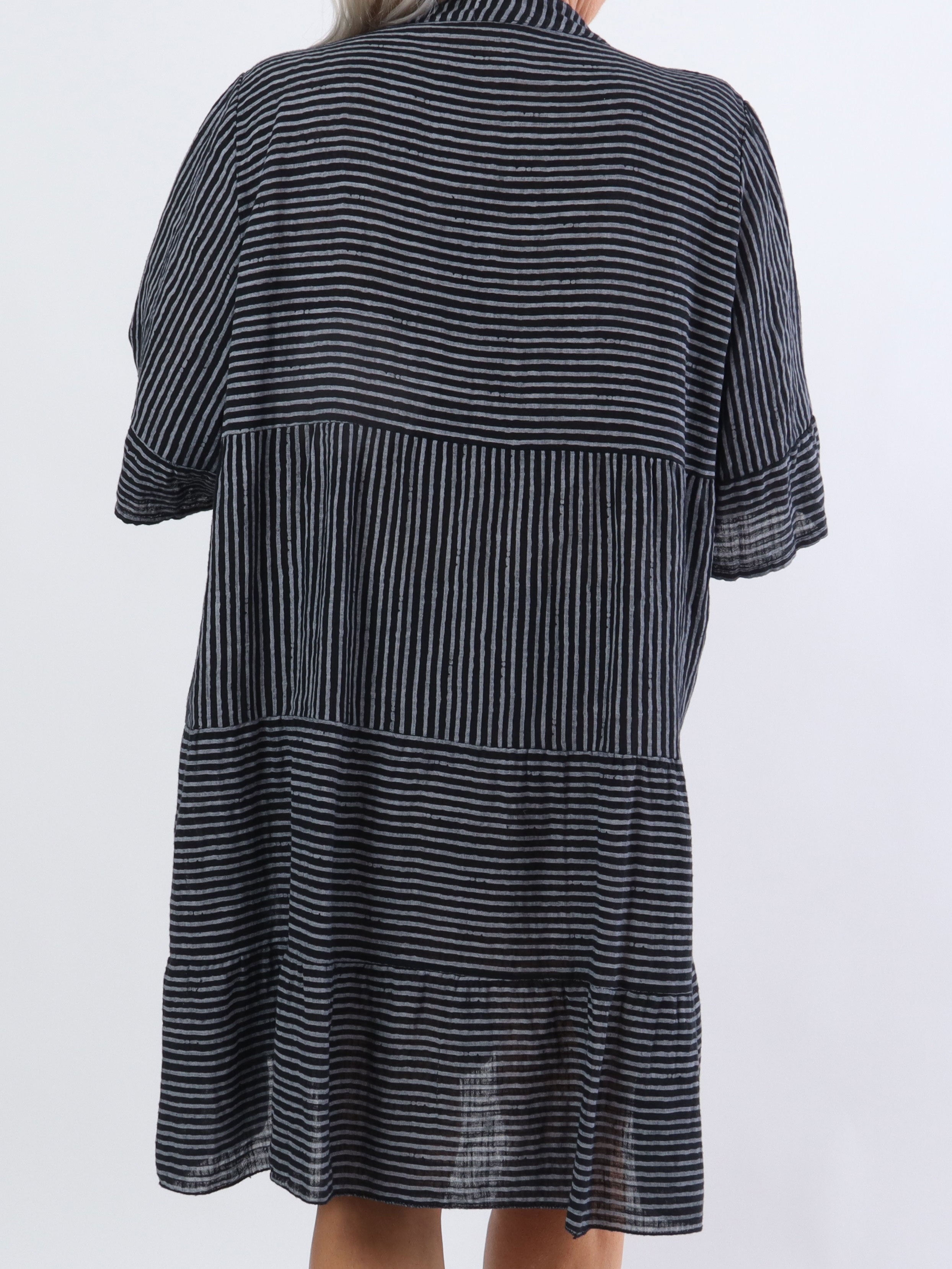 Pola - Sød stribet plus size kjole i lag på lag look