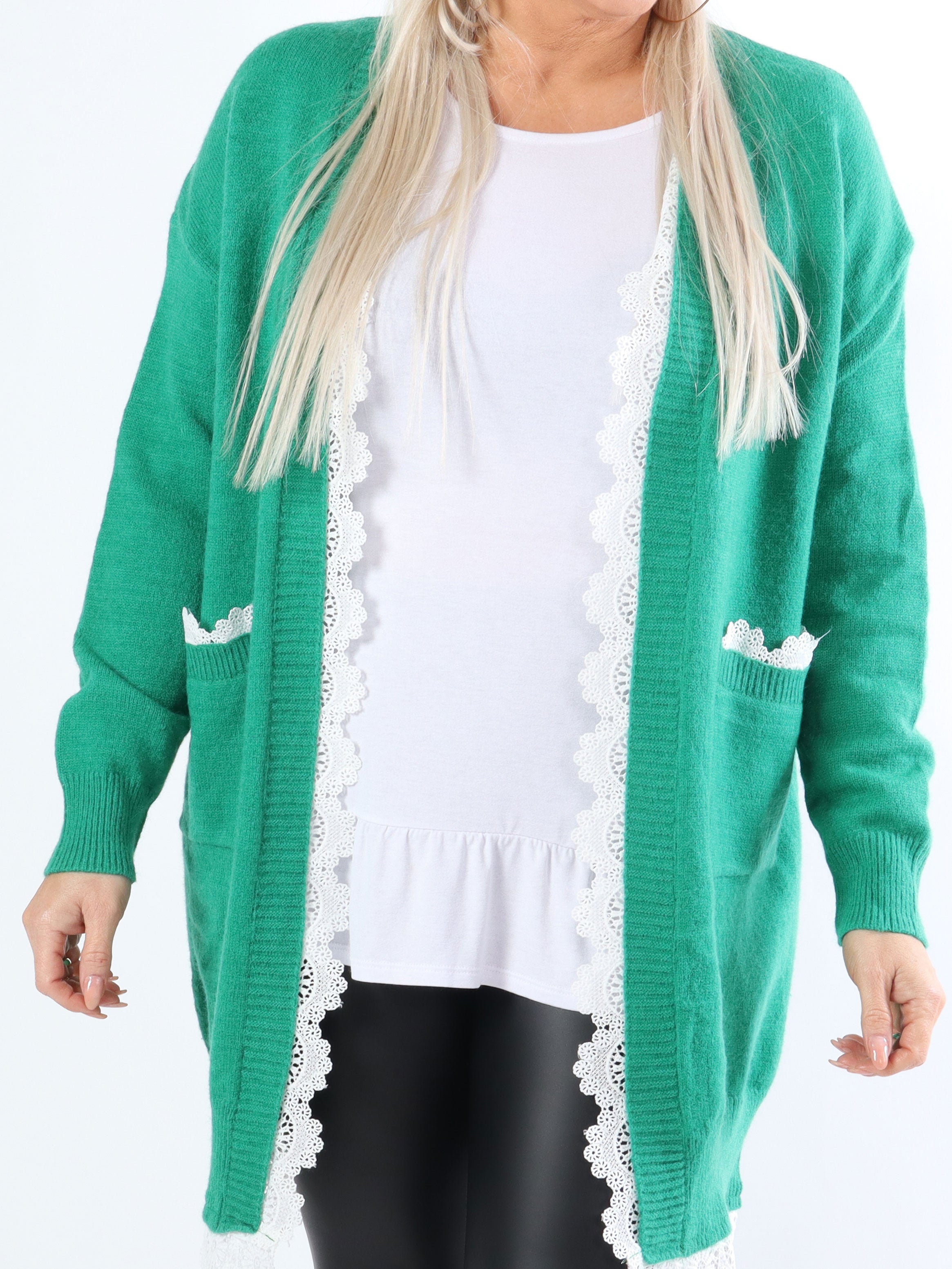Rosie - Feminin plus size strikcardigan med hvid blondekant