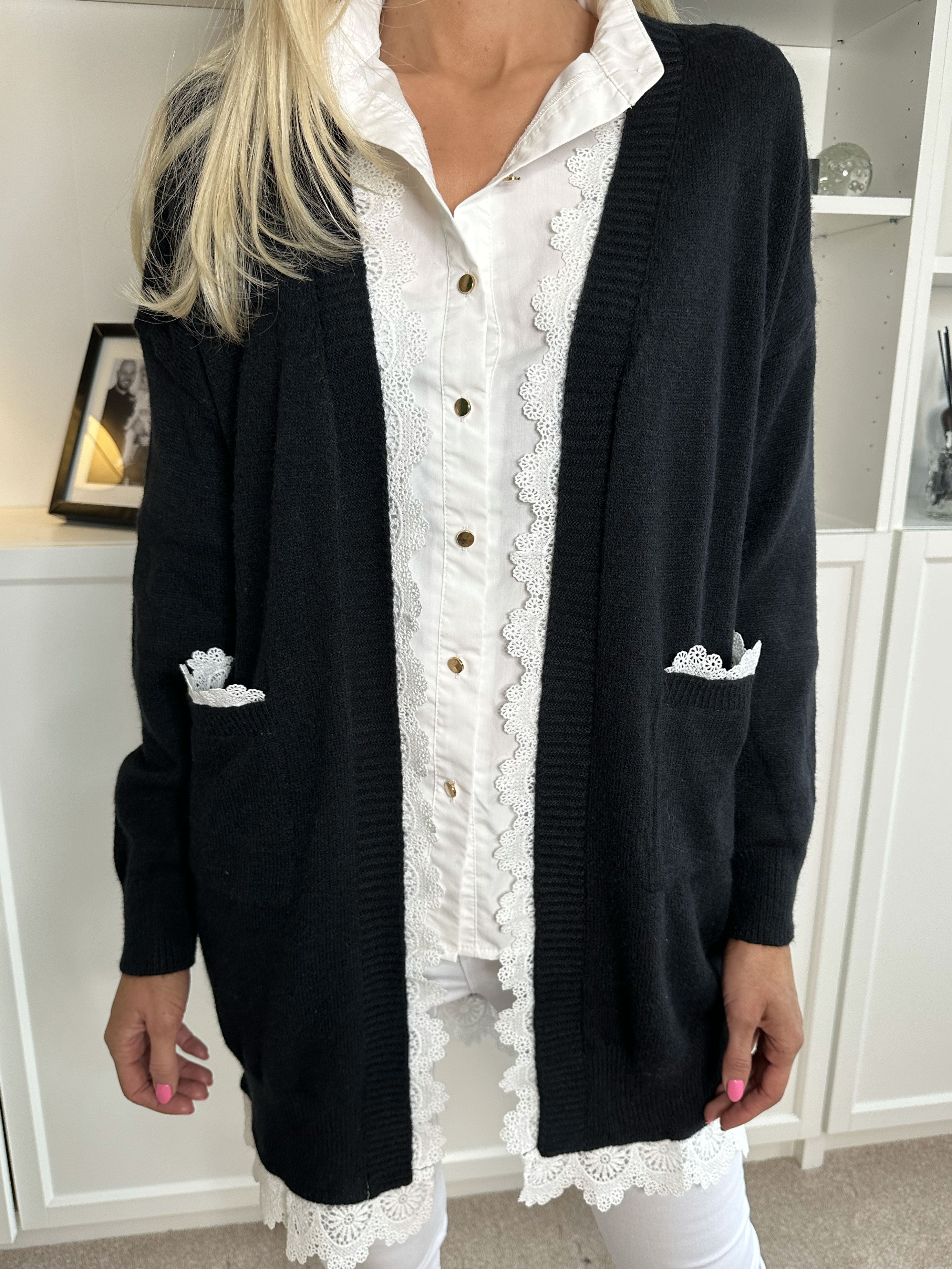 Rosie - Feminin strikcardigan med hvid blondekant