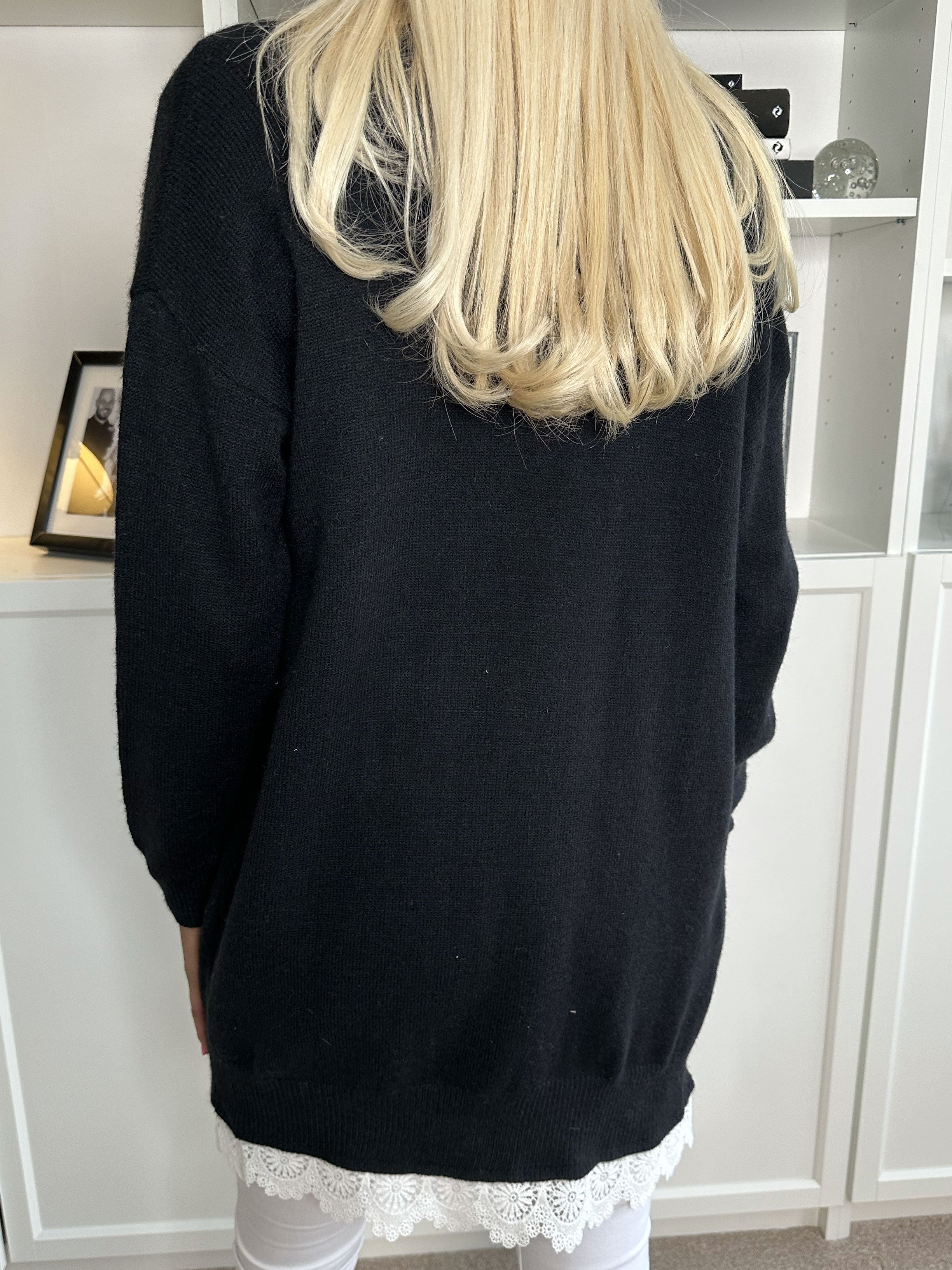 Rosie - Feminin strikcardigan med hvid blondekant