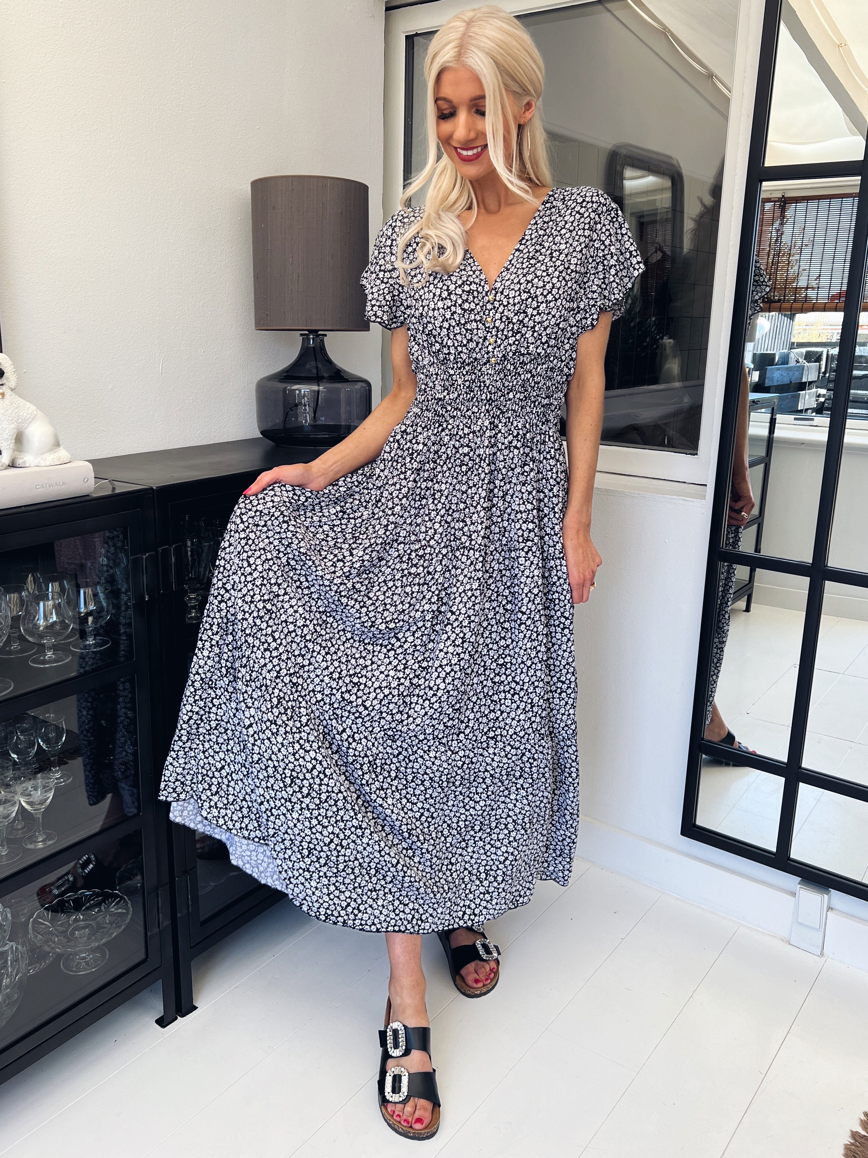 Saline - Sommerkjole med farverige blomster