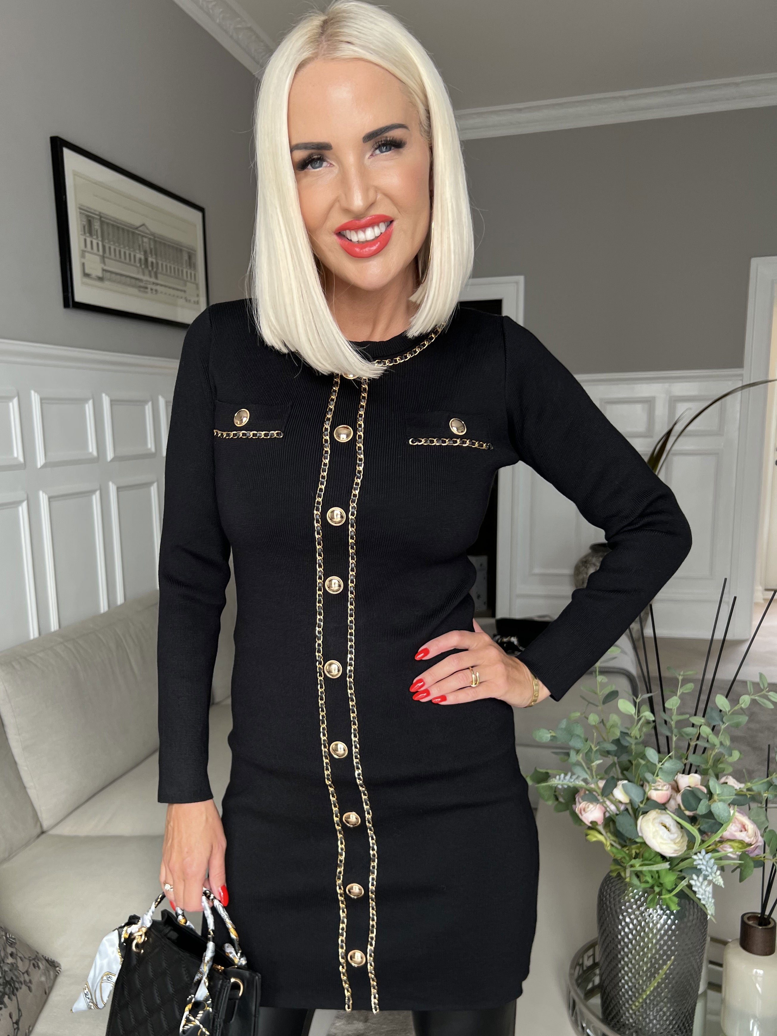 Salma - Tætsiddende kjole med guldknapper og kædedetaljer